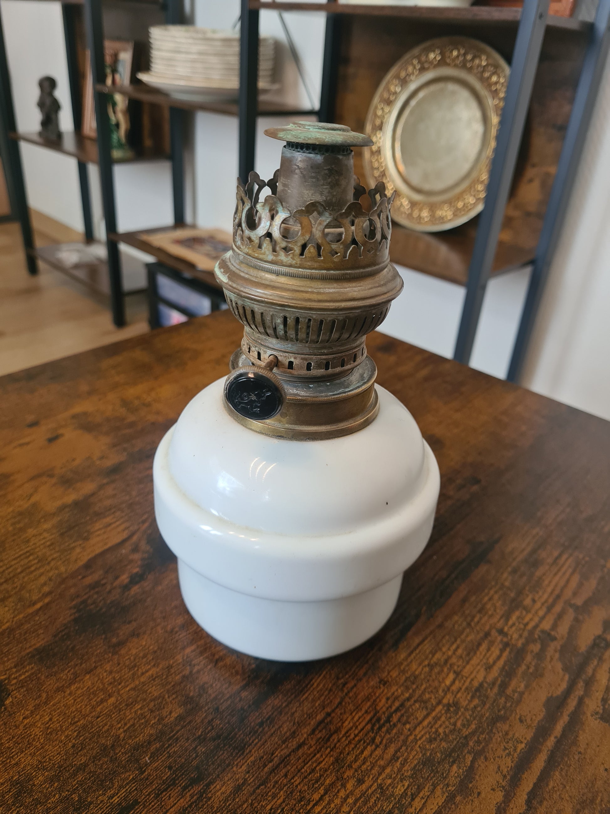 Lampe ancienne à pétrole ou à huile, en opaline et céramique