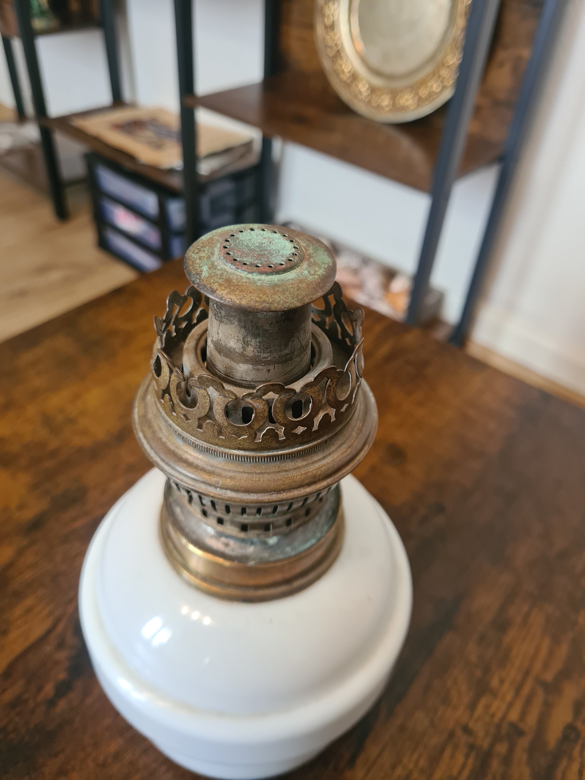 Lampe ancienne à pétrole ou à huile, en opaline et céramique
