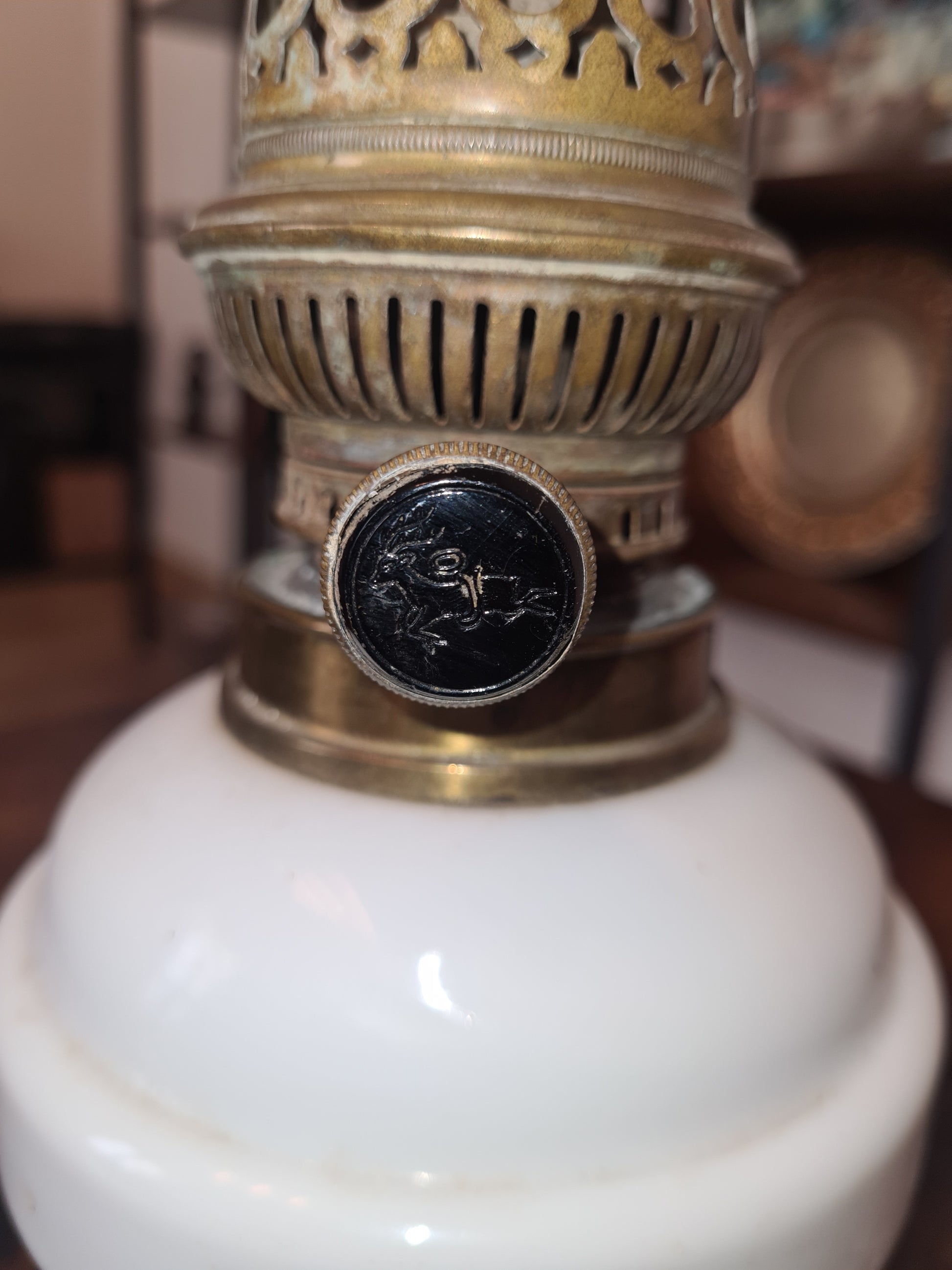 Lampe ancienne à pétrole ou à huile, en opaline et céramique