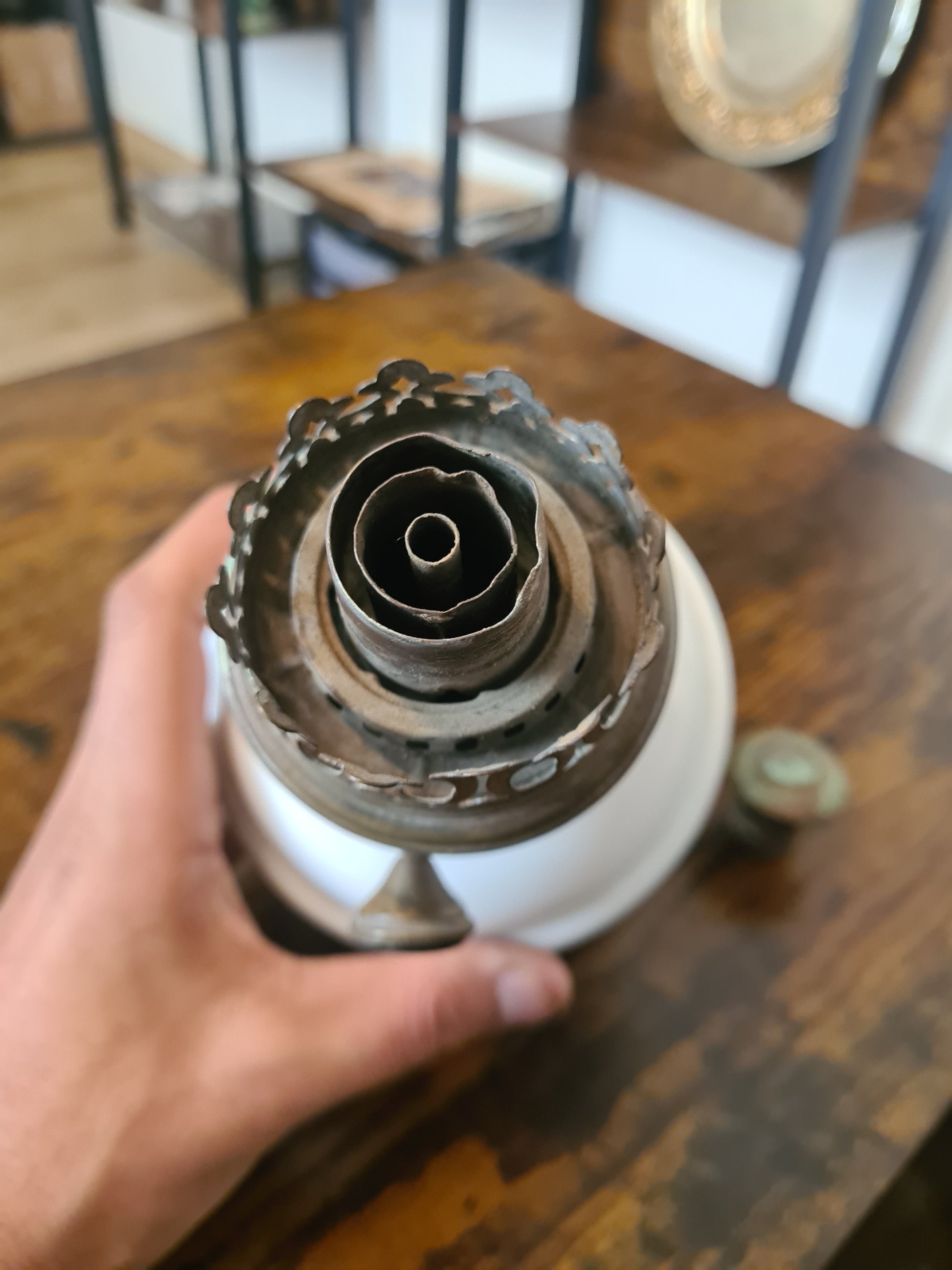 Lampe ancienne à pétrole ou à huile, en opaline et céramique