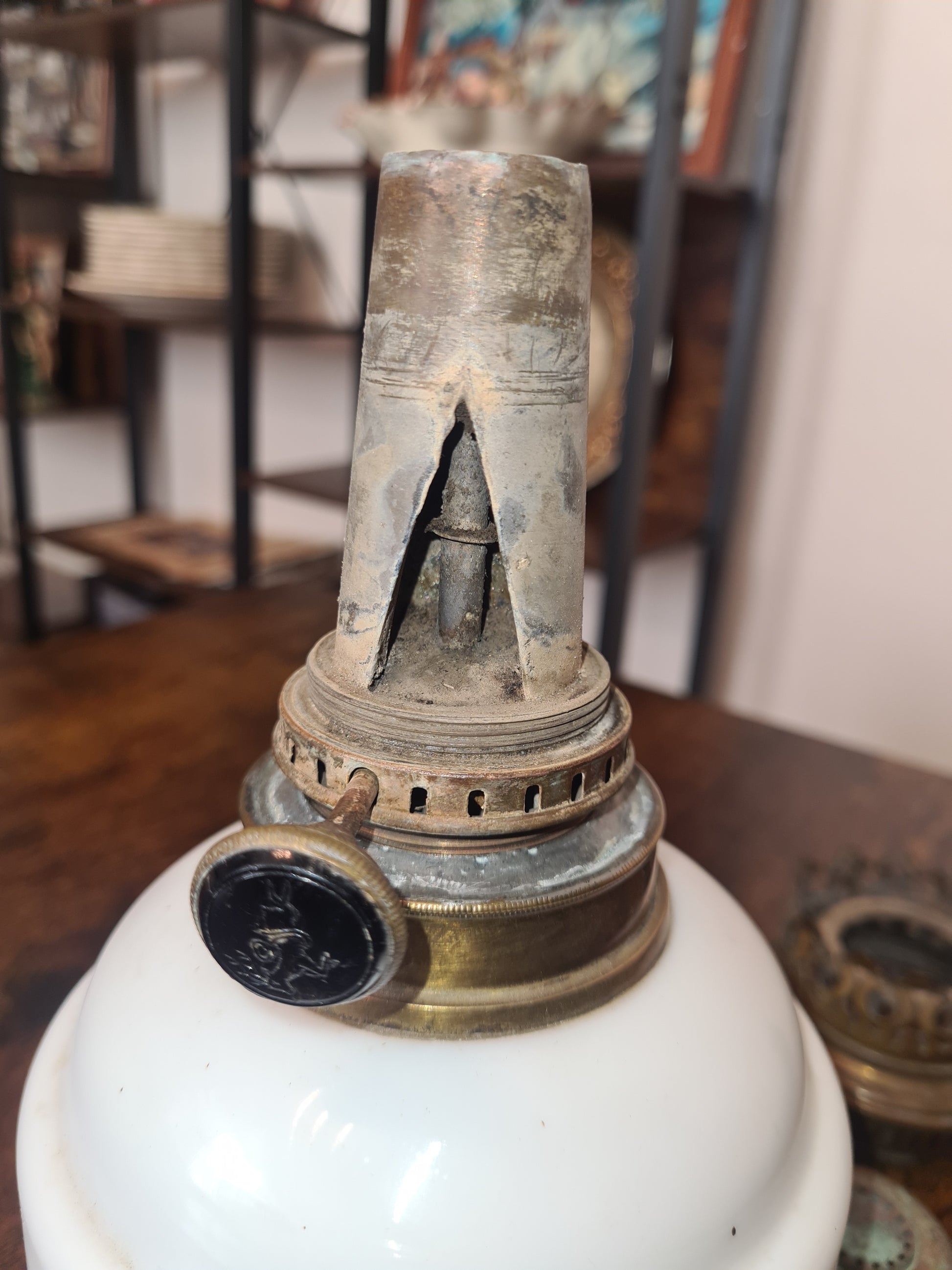 Lampe ancienne à pétrole ou à huile, en opaline et céramique