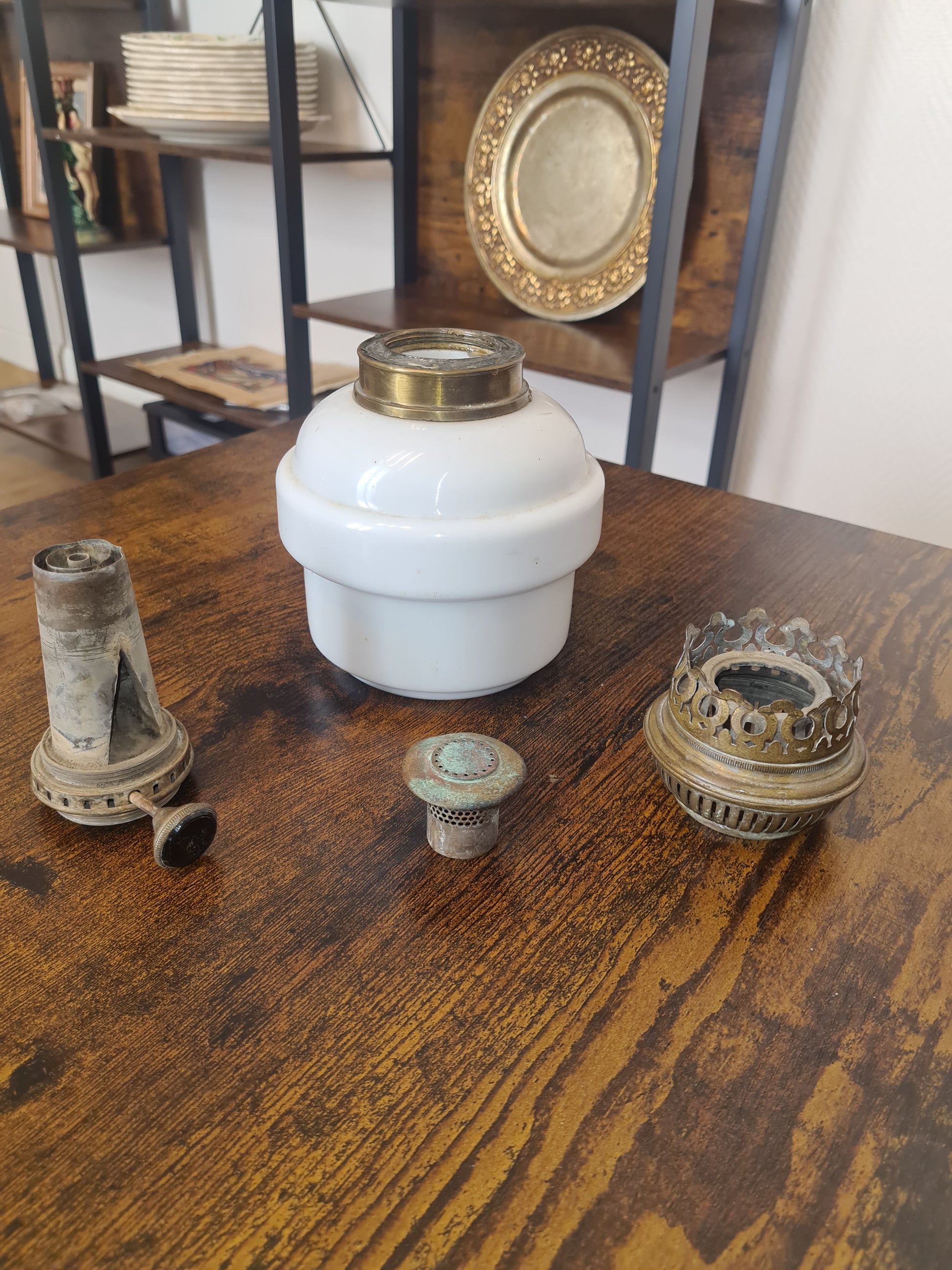 Lampe ancienne à pétrole ou à huile, en opaline et céramique