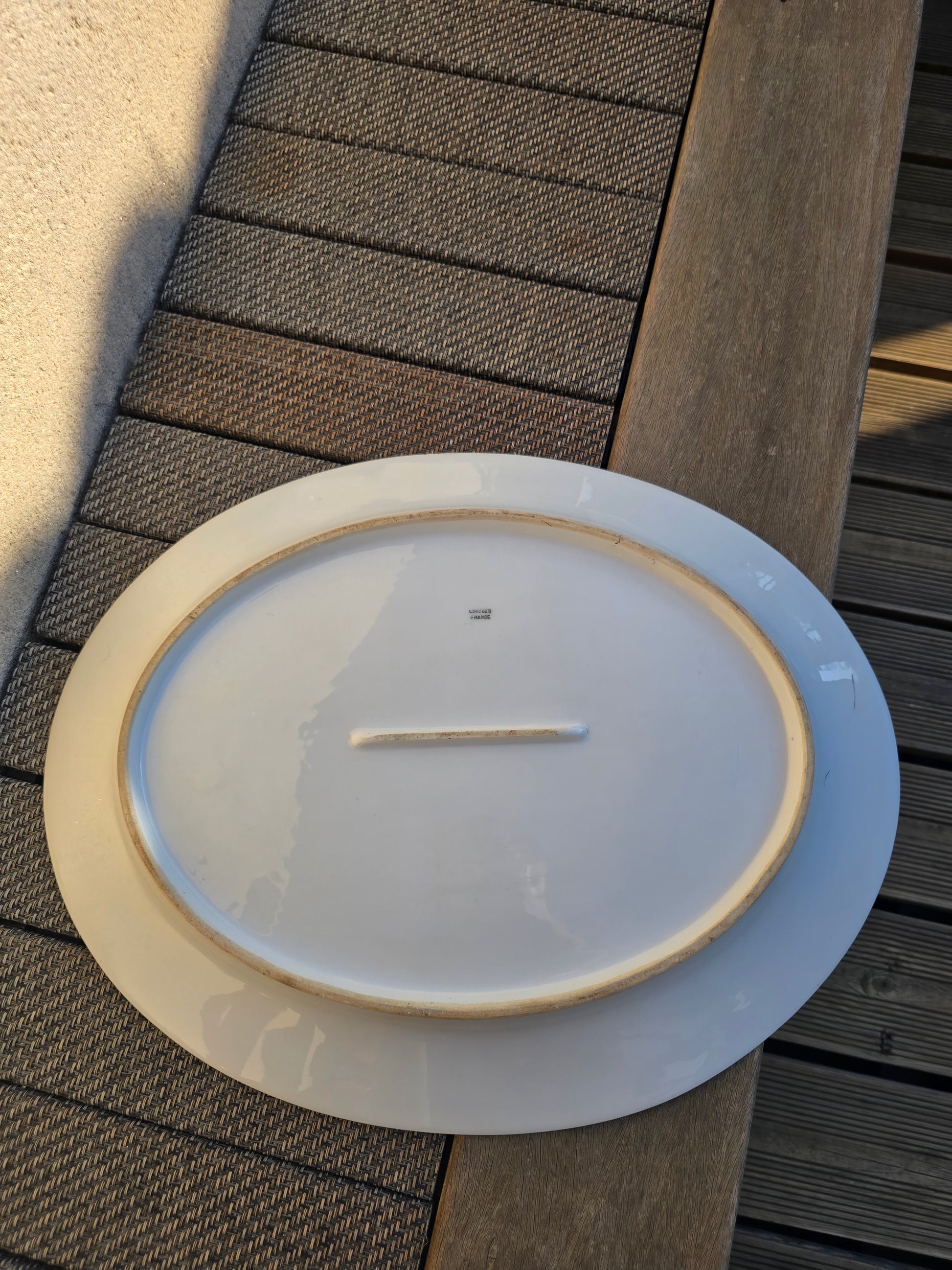 Grand plat creux en porcelaine
