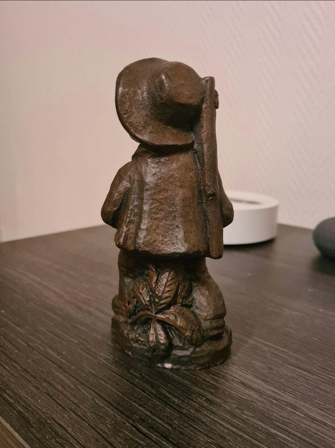 Sculpture ancienne en régul représentant un enfant chasseur