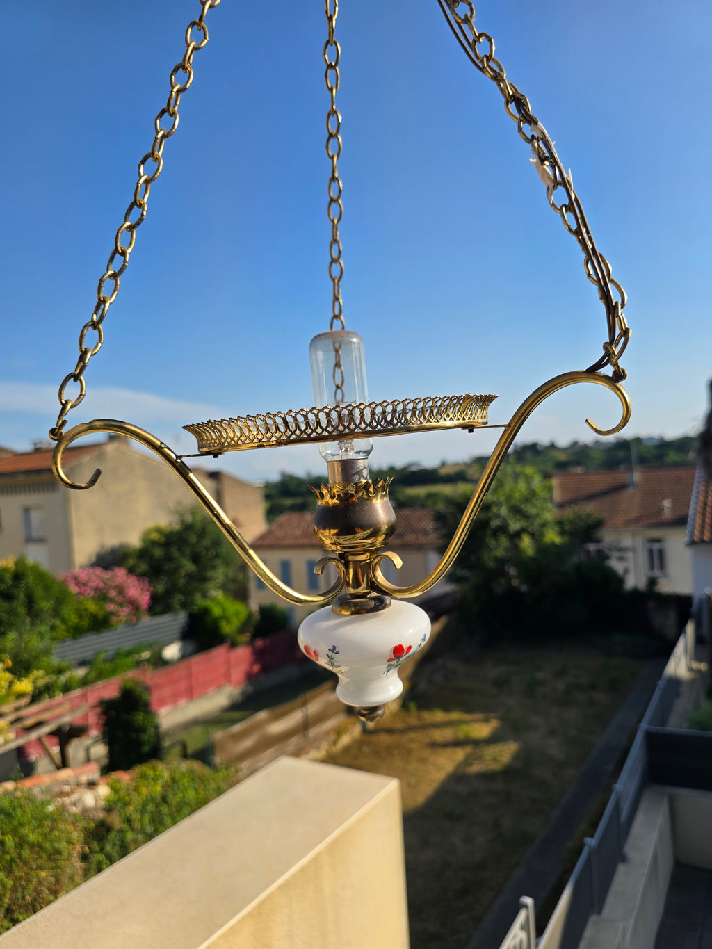 Lampe suspendue en porcelaine et laiton