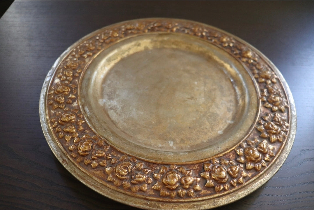 Ancien plateau d'assiette décoratif en étain rose doré