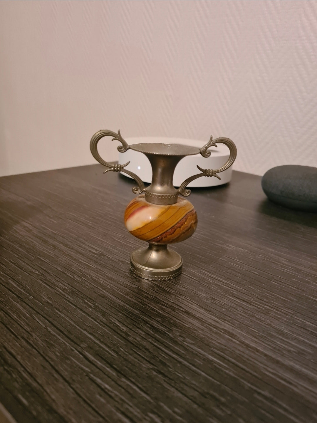 Amphore miniature en pierre sculptée