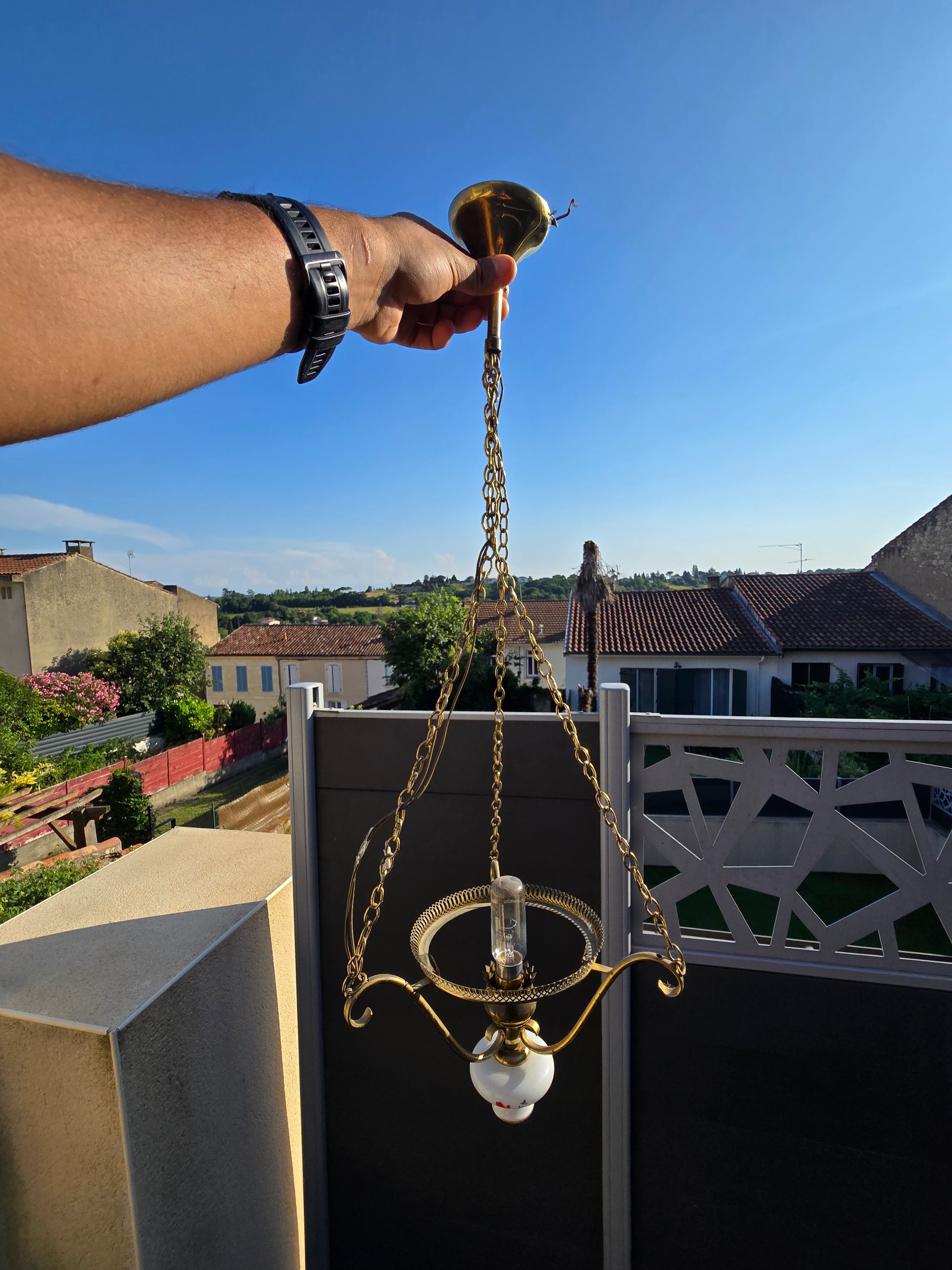 Lampe suspendue en porcelaine et laiton