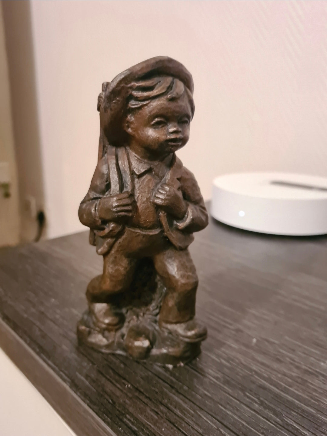 Sculpture ancienne en régul représentant un enfant chasseur