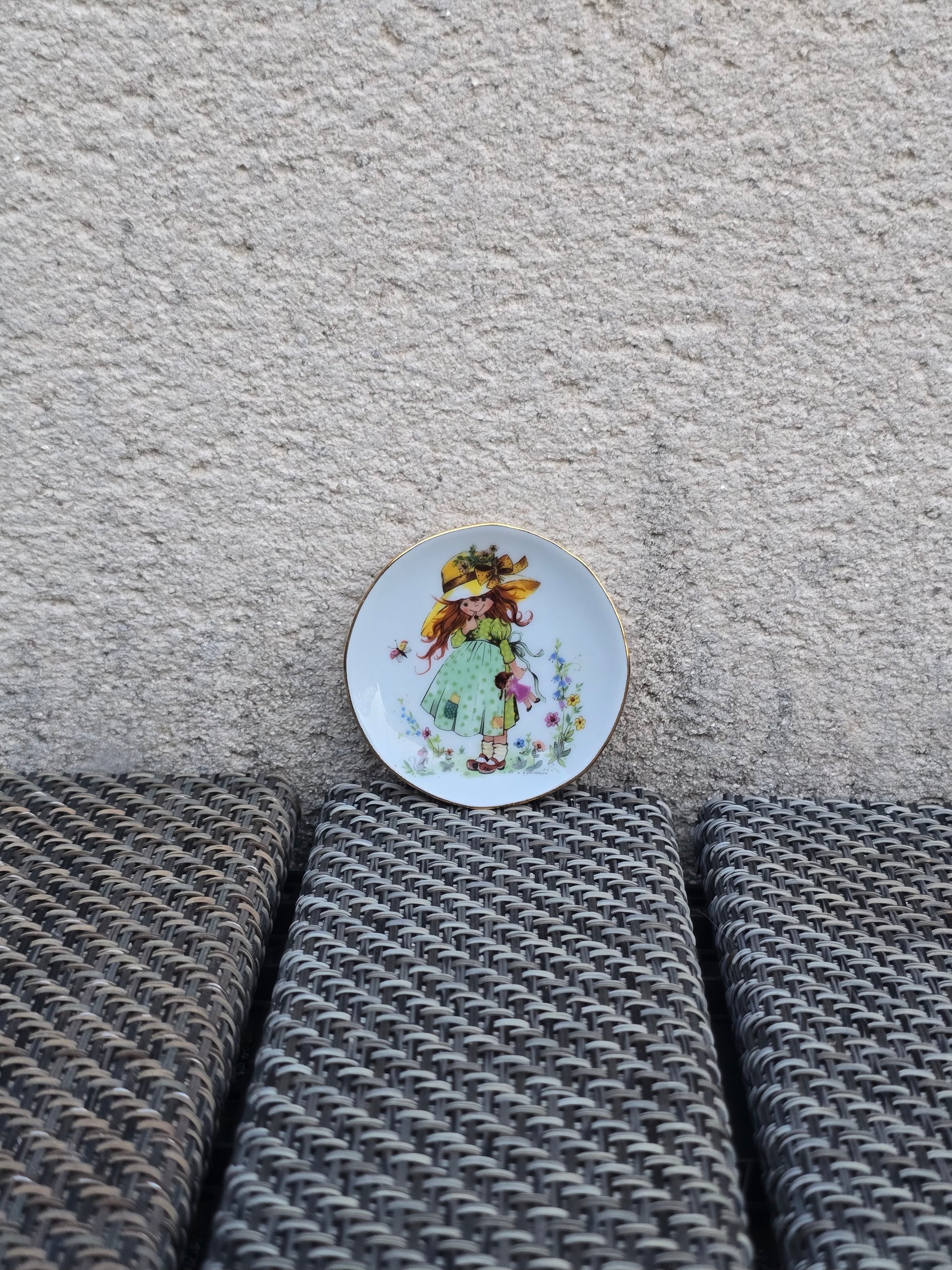 Petite assiette en porcelaine décoratif représentant une petite fille