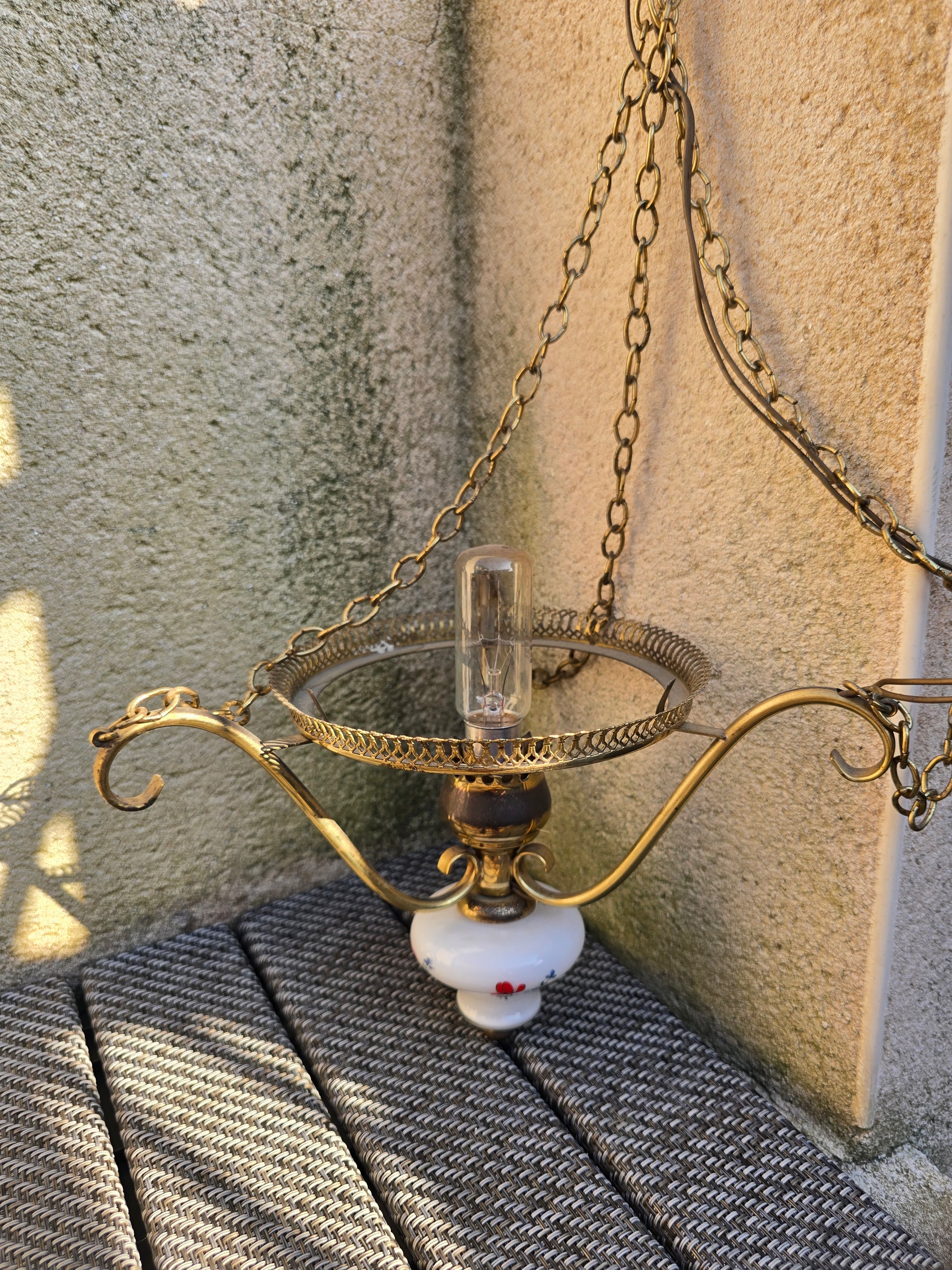 Lampe suspendue en porcelaine et laiton