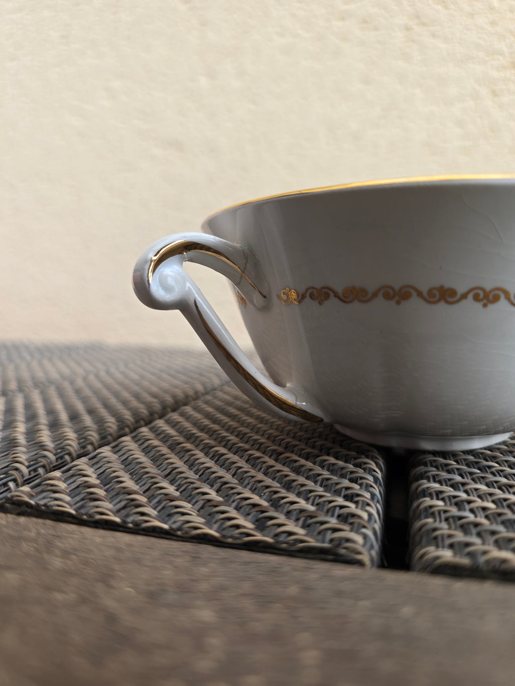 Tasses et soucoupes en céramique semi-vitrifiée