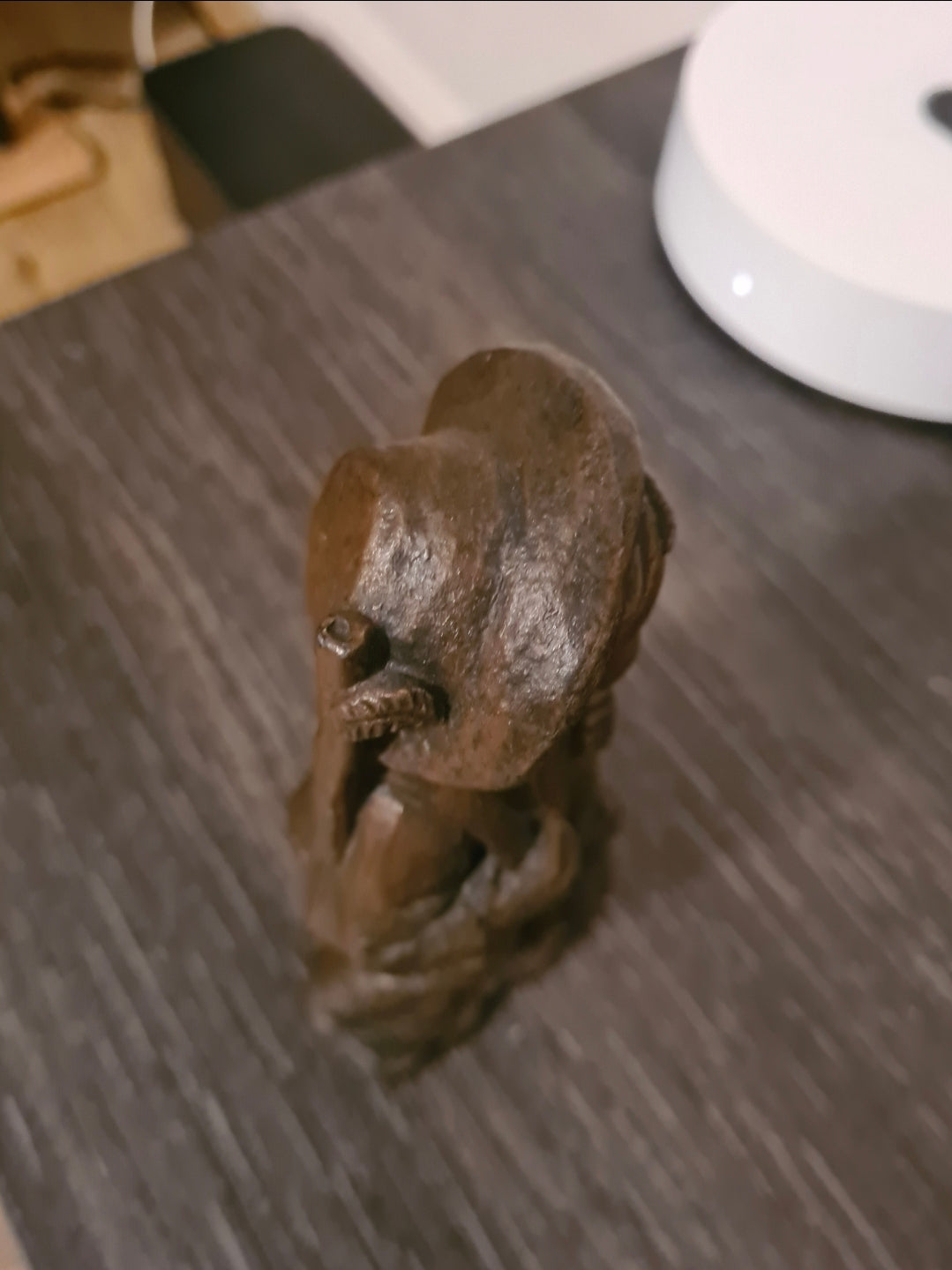 Sculpture ancienne en régul représentant un enfant chasseur