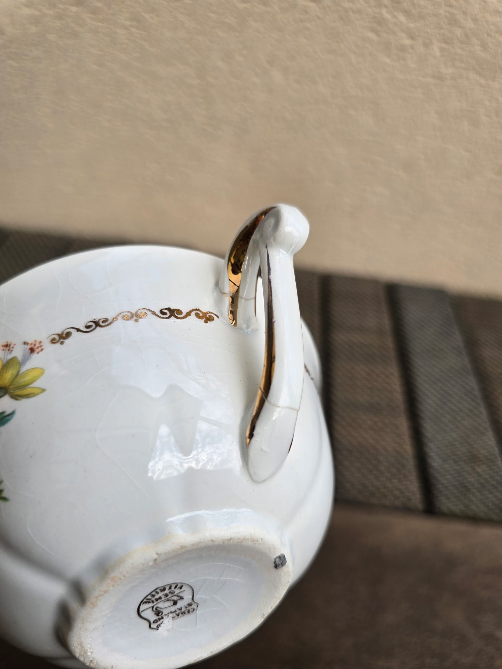 Tasses et soucoupes en céramique semi-vitrifiée