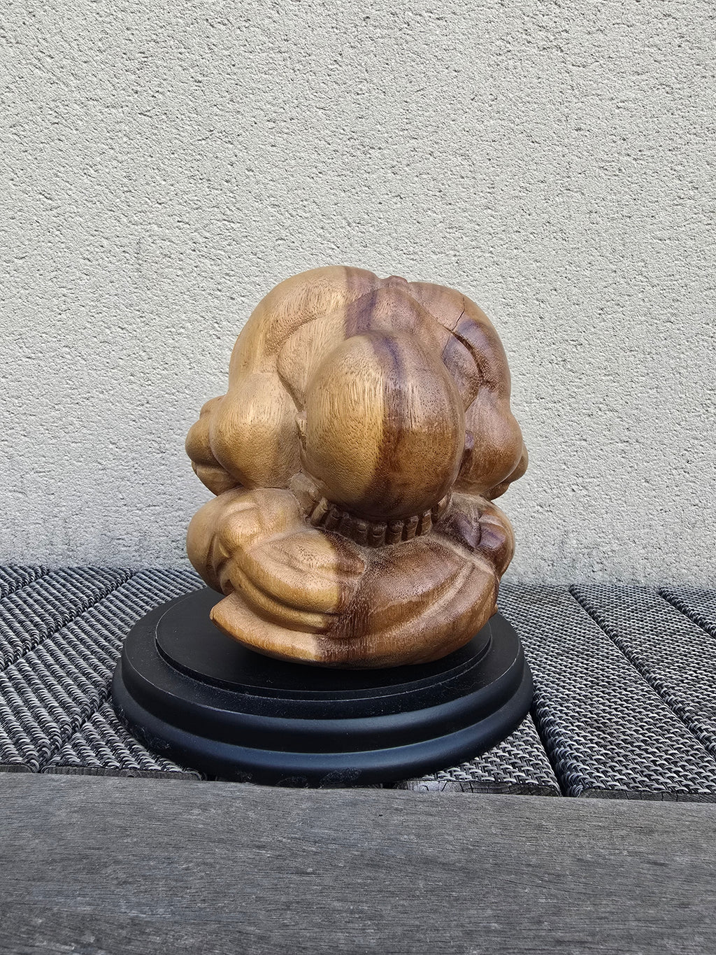 Sculpture en bois représentant Yogi pleureur