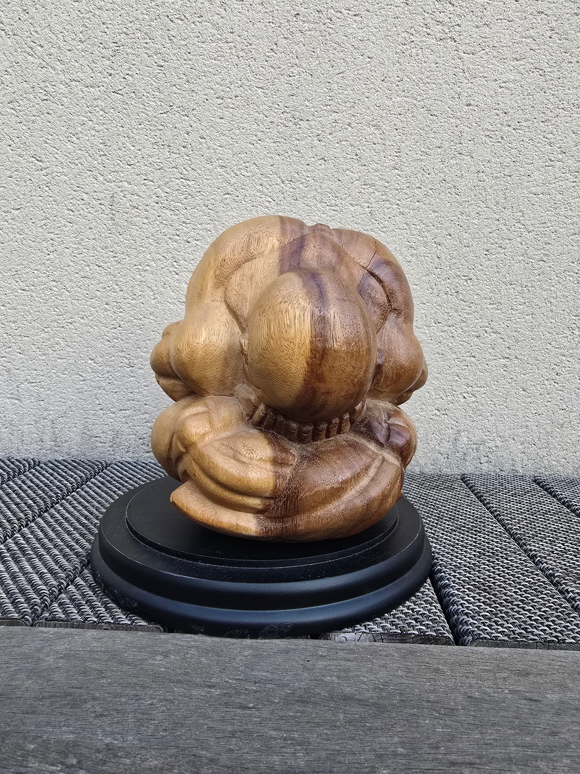 Sculpture en bois représentant Yogi pleureur