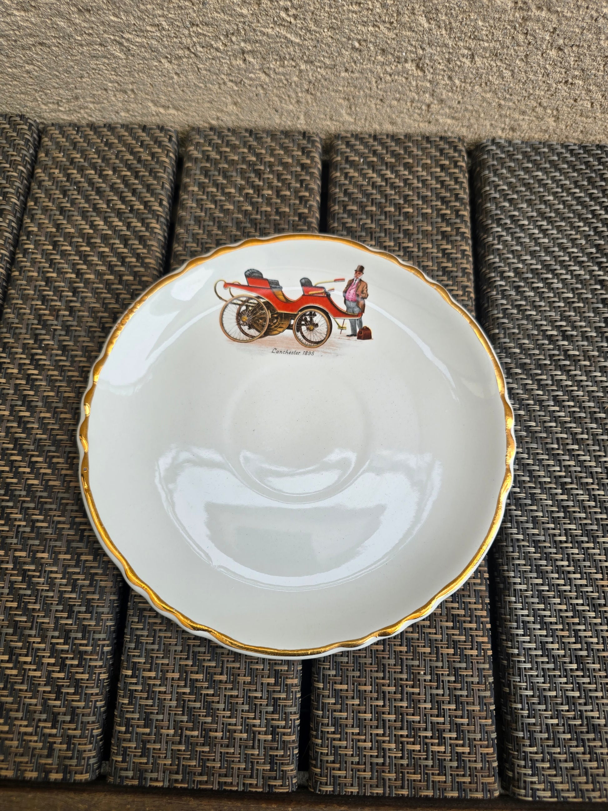 Assiettes de collection représentation d'anciennes voitures
