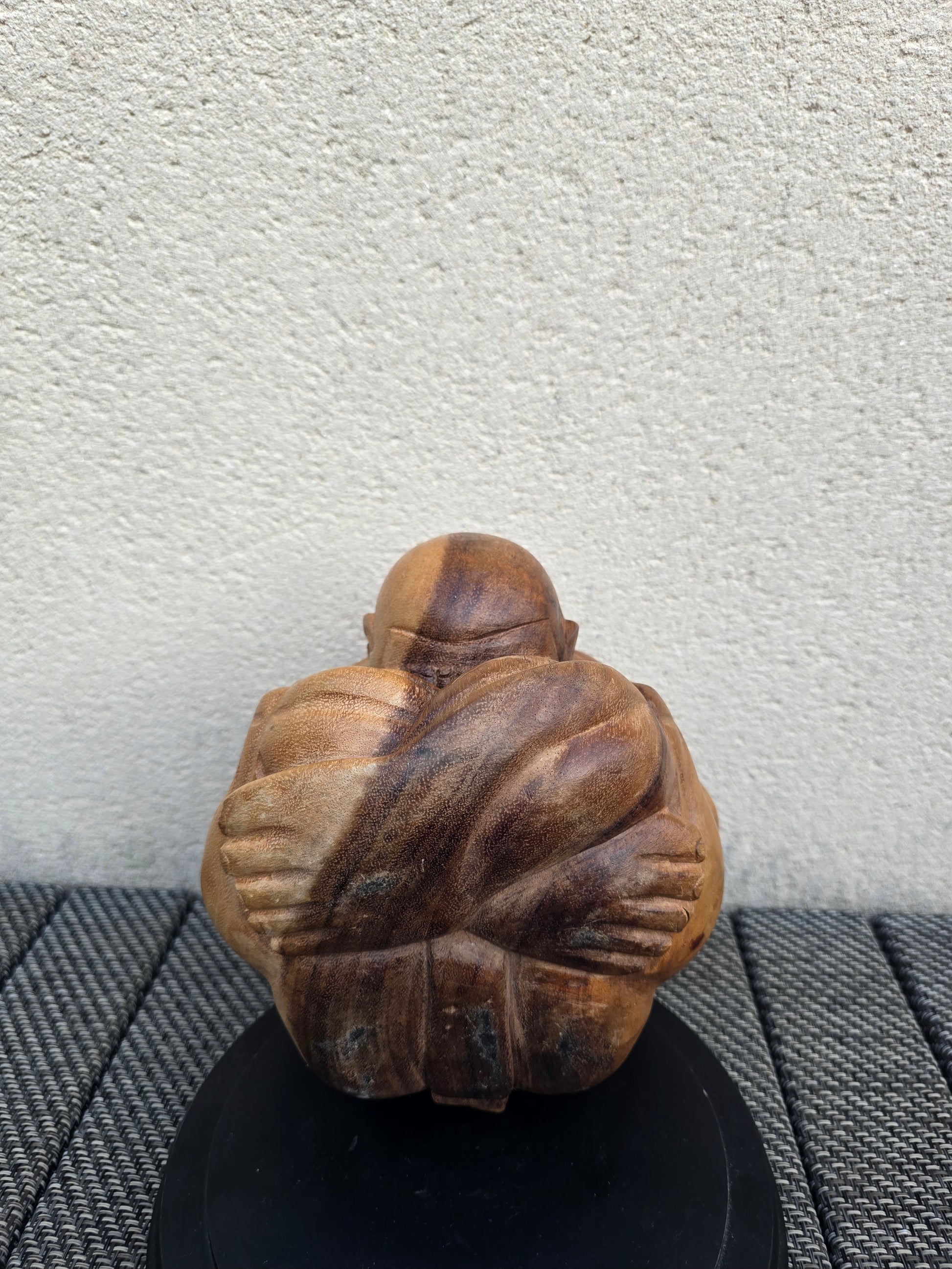 Sculpture en bois représentant Yogi pleureur