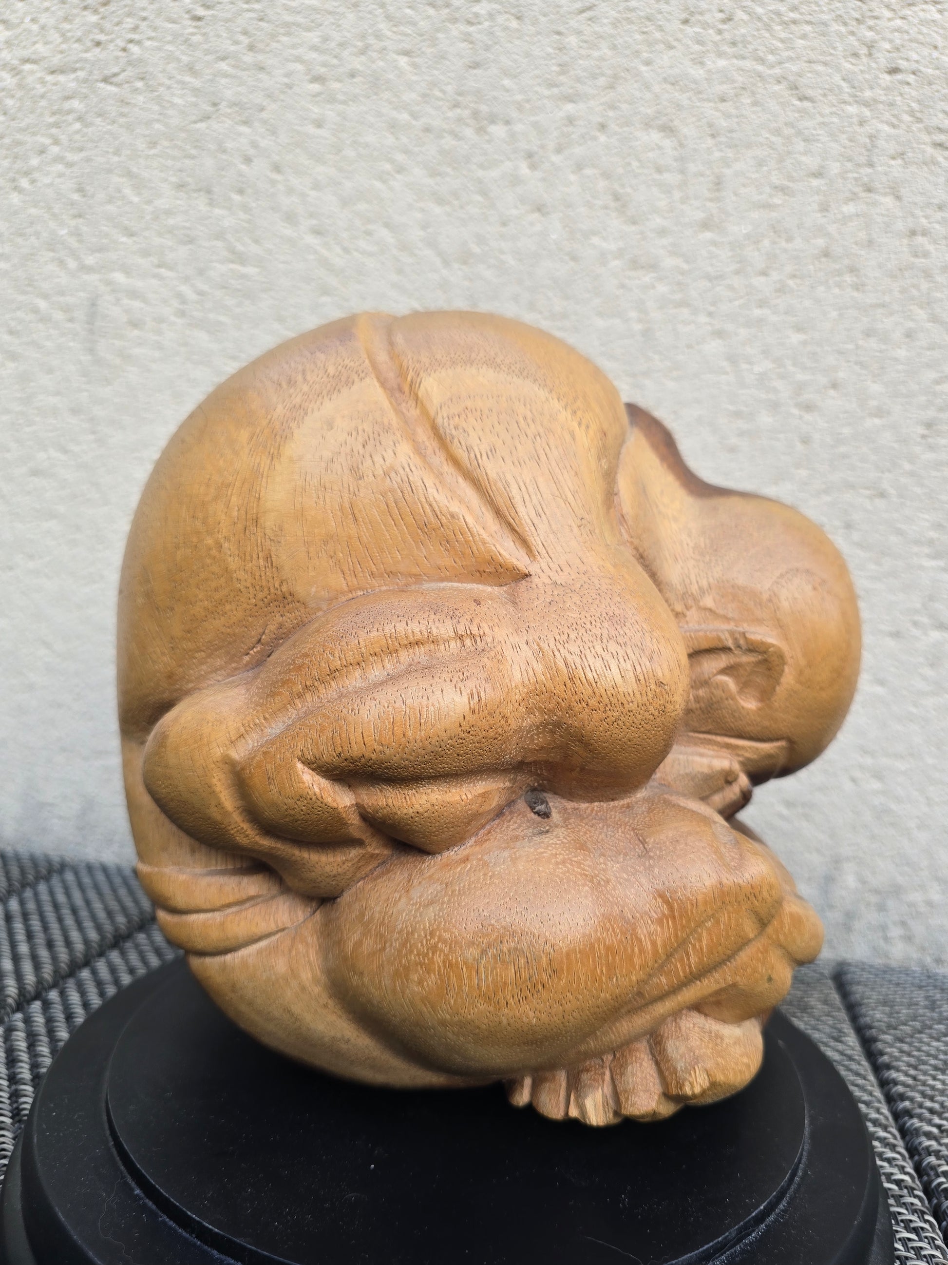 Sculpture en bois représentant Yogi pleureur