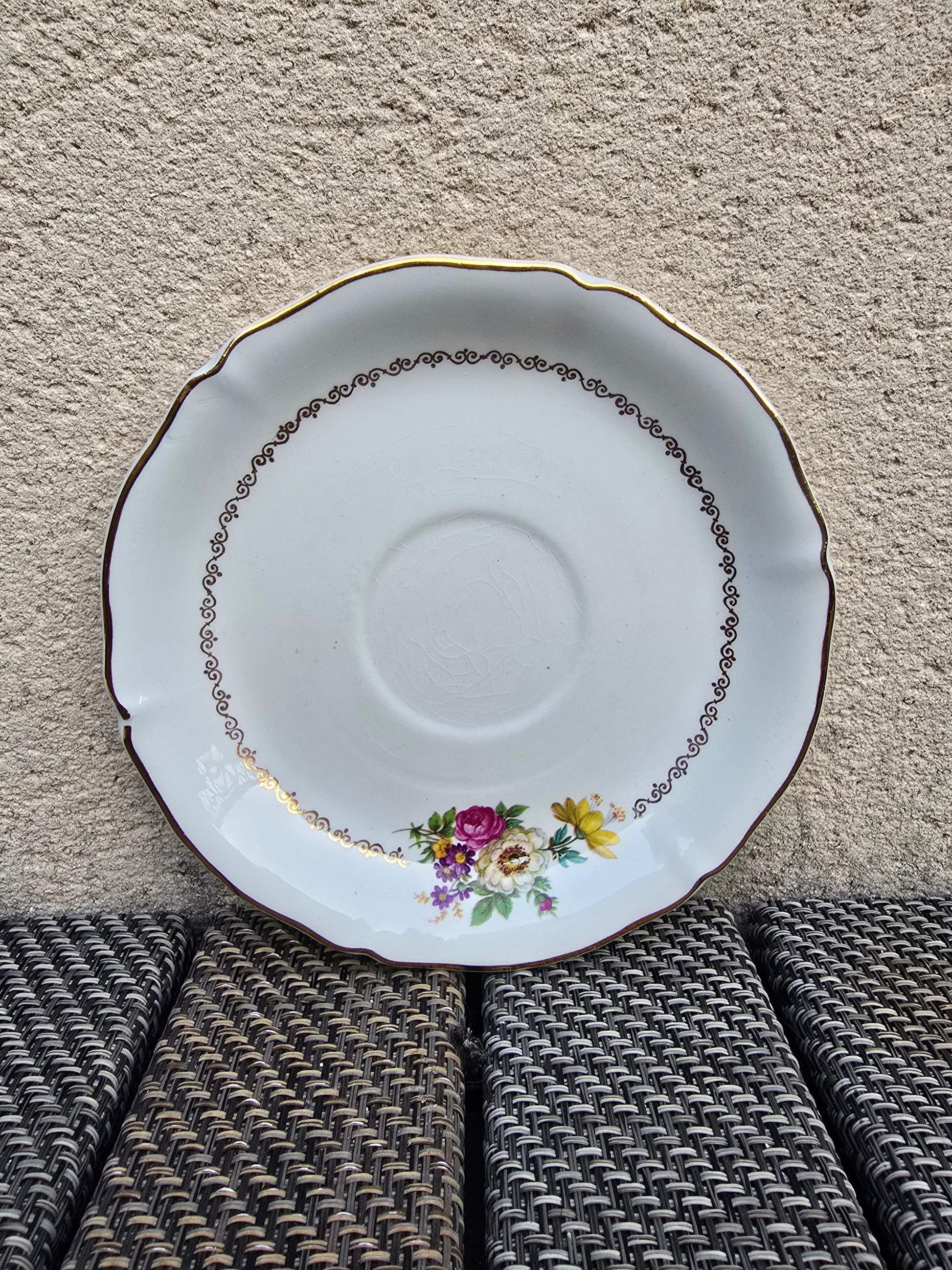 Tasses et soucoupes en céramique semi-vitrifiée
