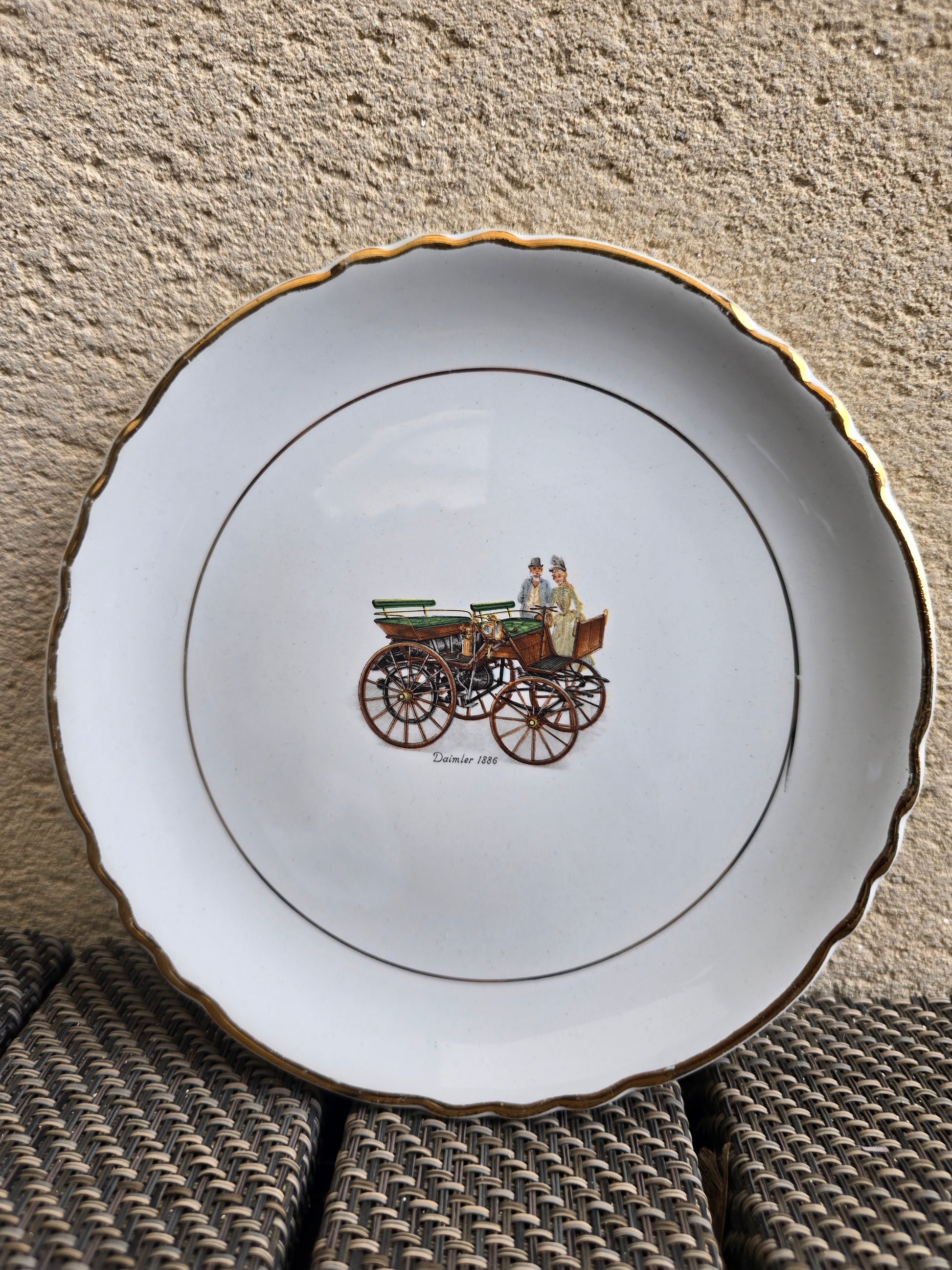Assiettes de collection représentation d'anciennes voitures