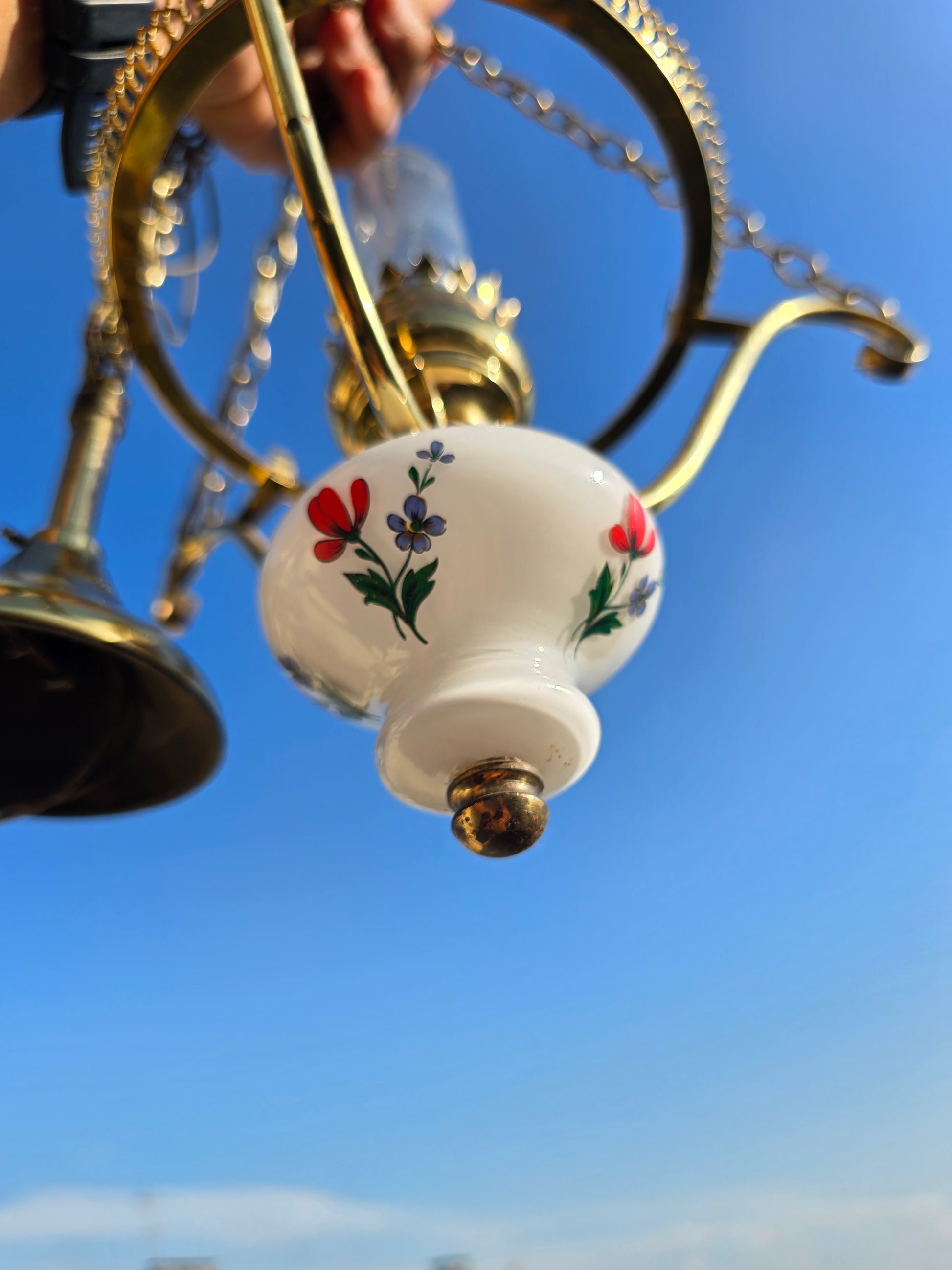 Lampe suspendue en porcelaine et laiton