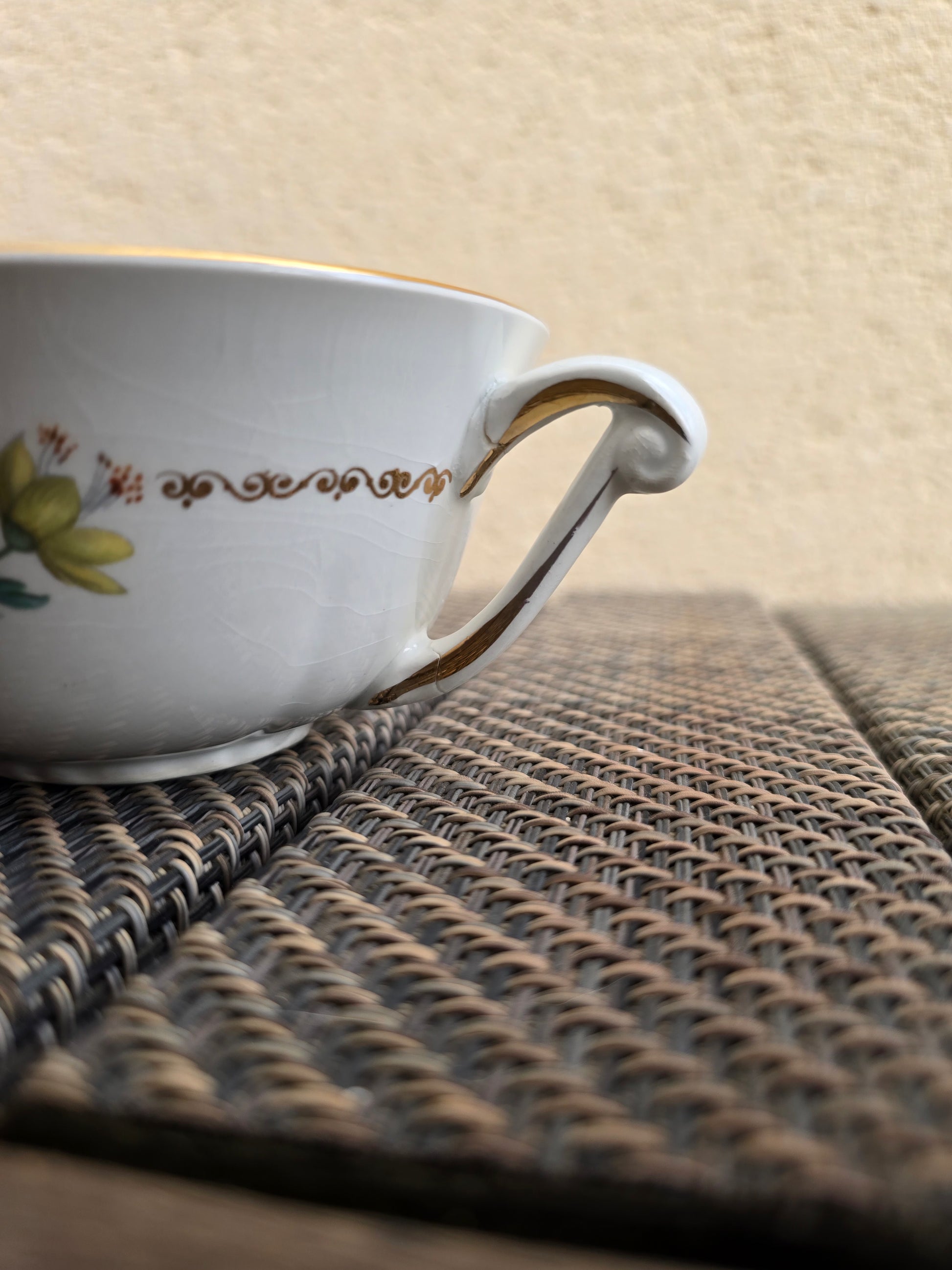 Tasses et soucoupes en céramique semi-vitrifiée