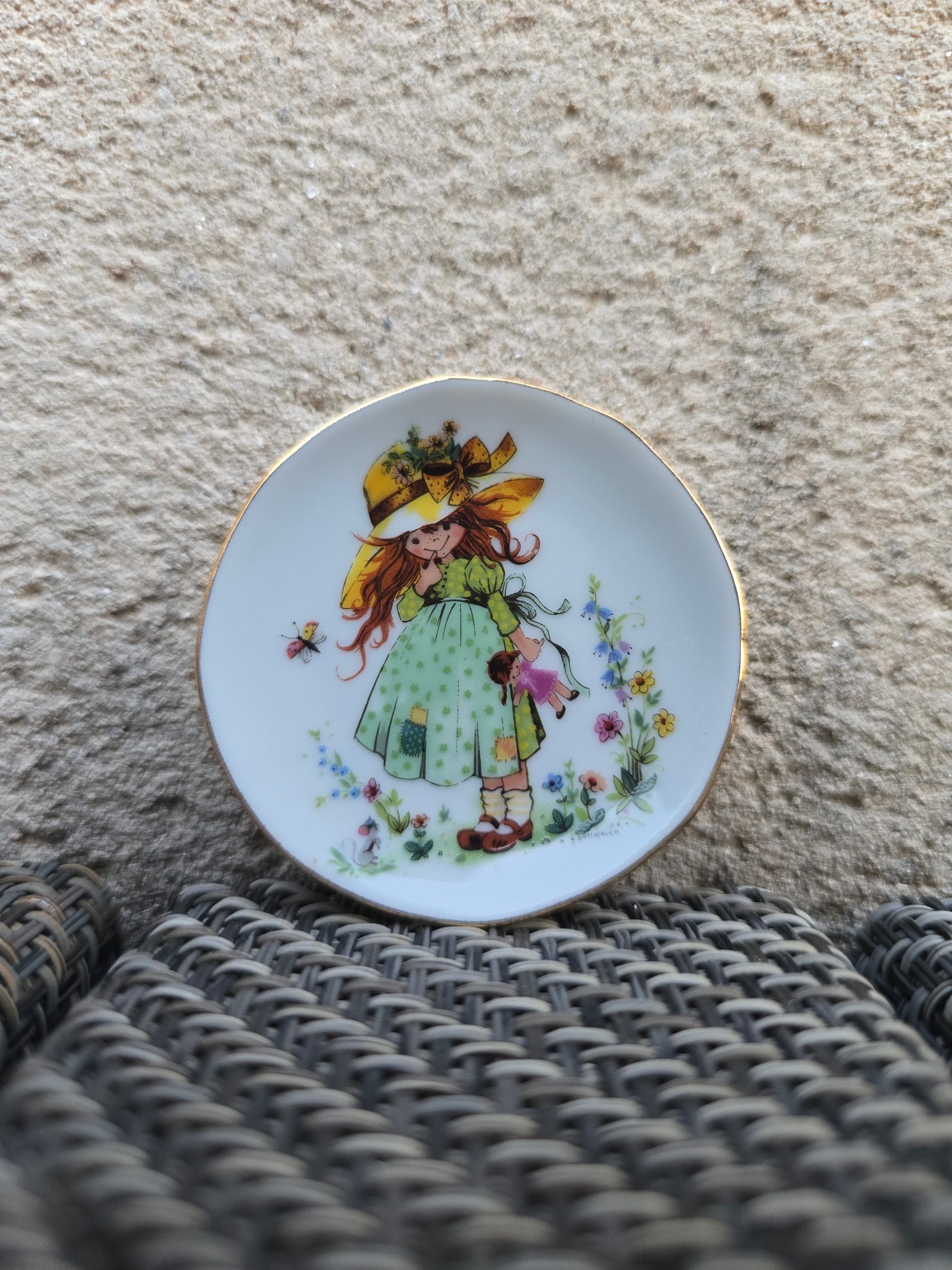 Petite assiette en porcelaine décoratif représentant une petite fille