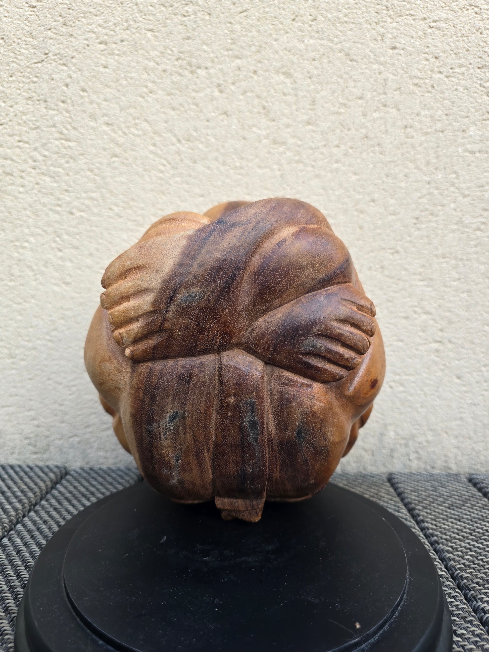 Sculpture en bois représentant Yogi pleureur