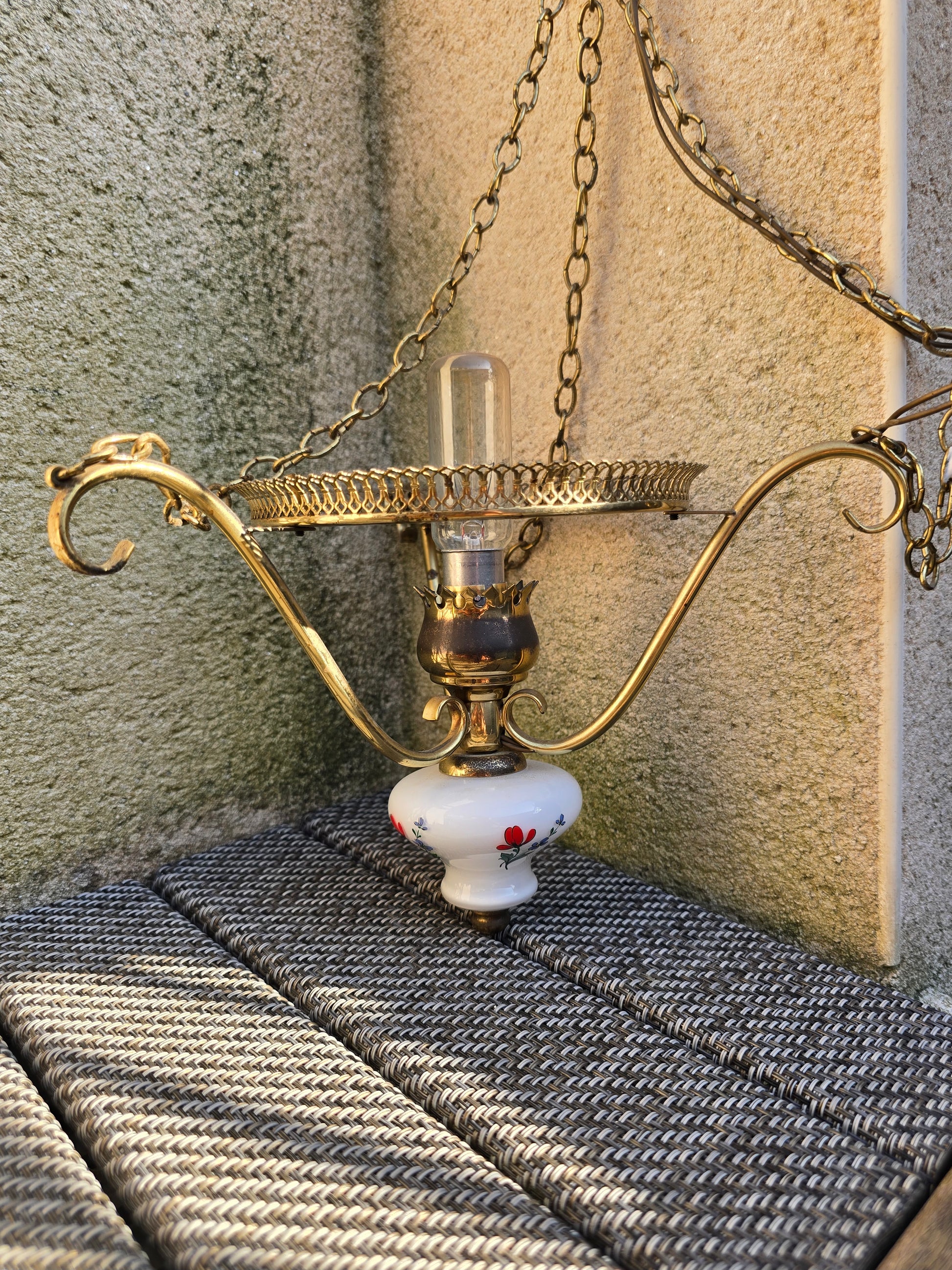 Lampe suspendue en porcelaine et laiton
