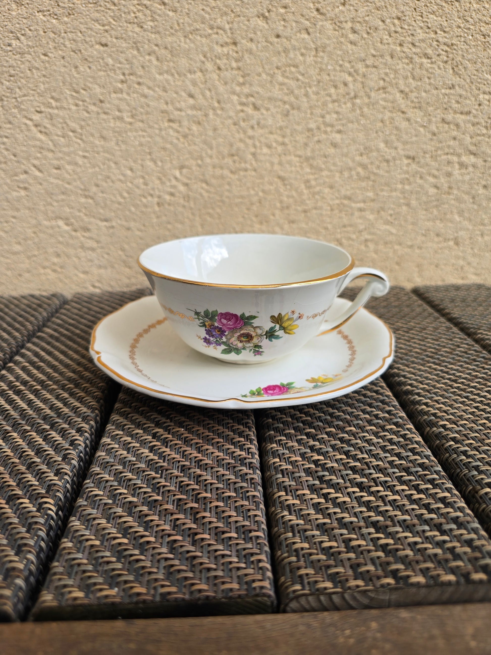 Tasses et soucoupes en céramique semi-vitrifiée