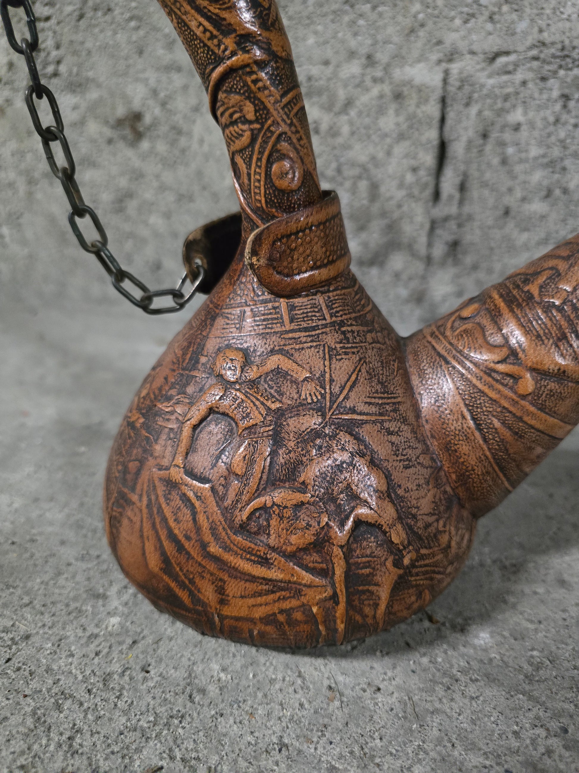 Carafe à vin espagnole en cuir gravé
