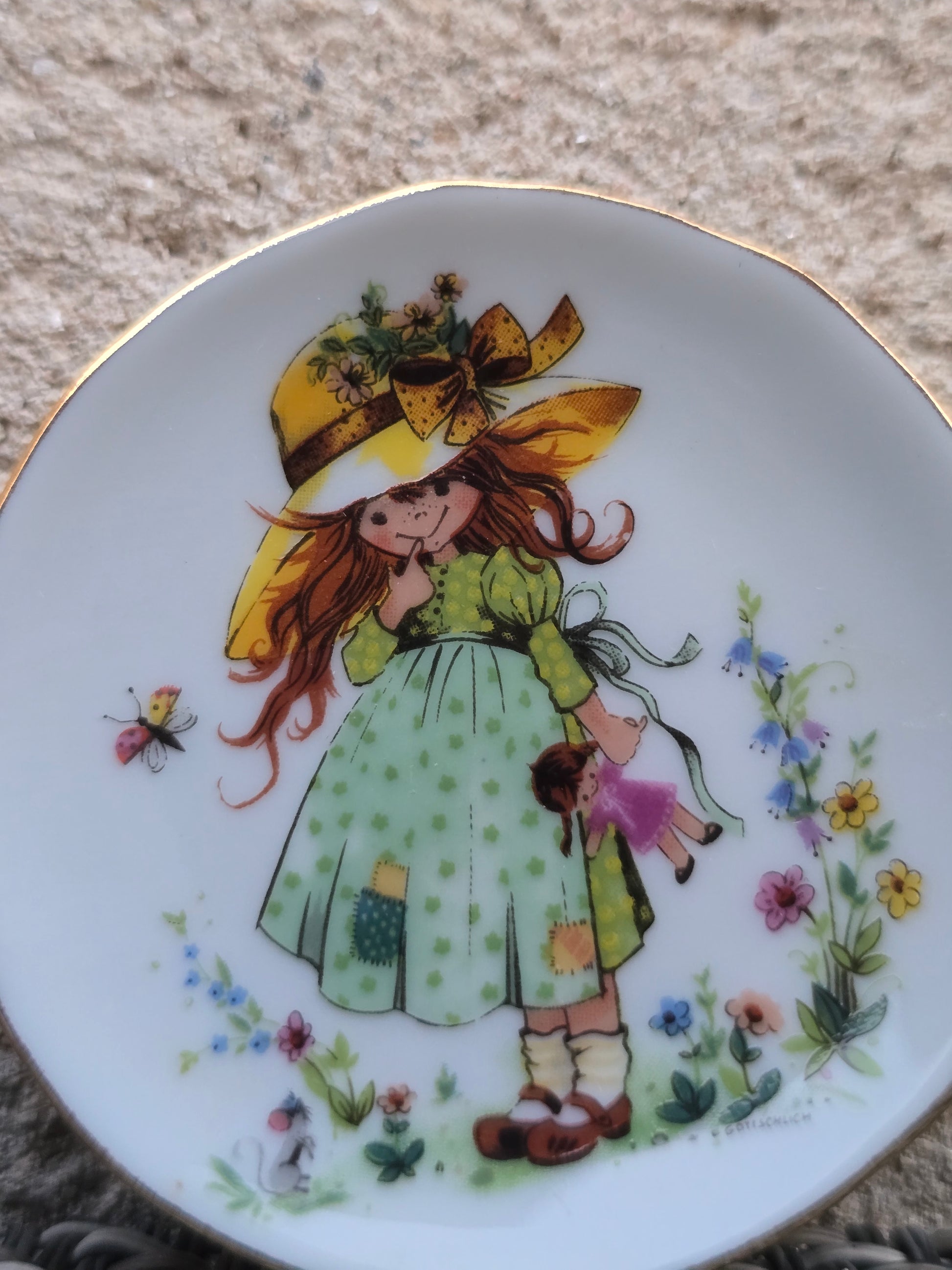 Petite assiette en porcelaine décoratif représentant une petite fille