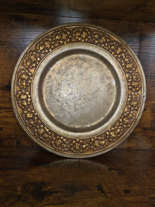 Ancien plateau d'assiette décoratif en étain rose doré