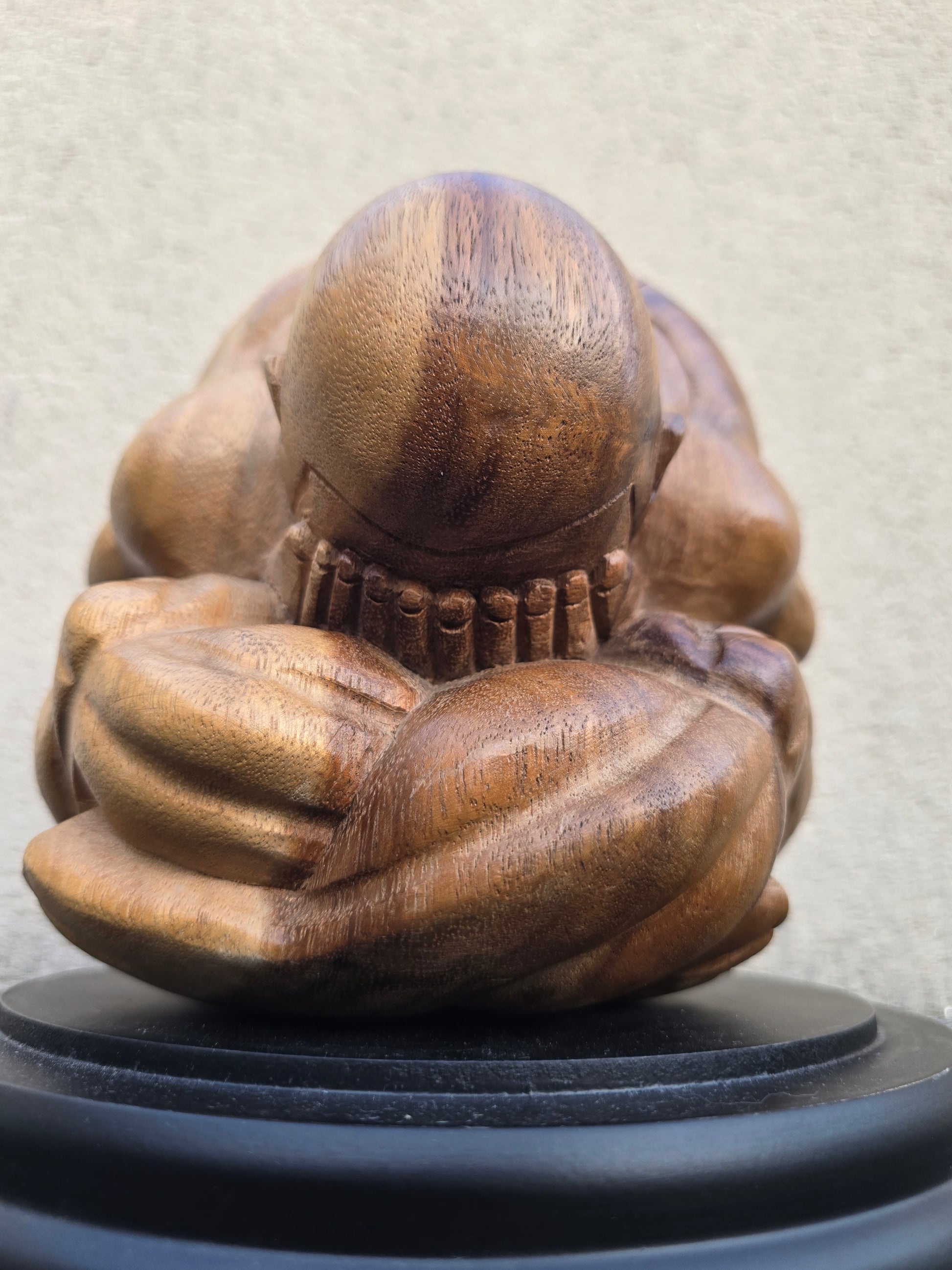 Sculpture en bois représentant Yogi pleureur