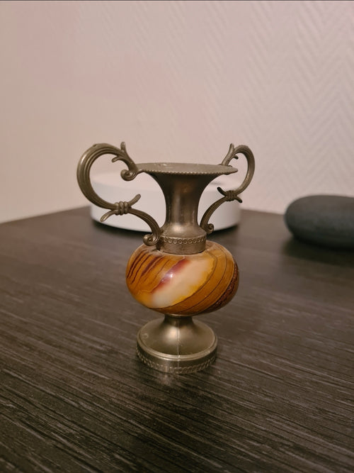 Amphore miniature en pierre sculptée
