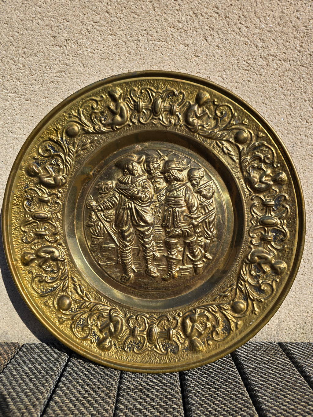Plateau décorative laiton représentant des mousquetaires