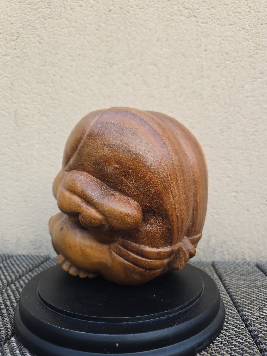 Sculpture en bois représentant Yogi pleureur