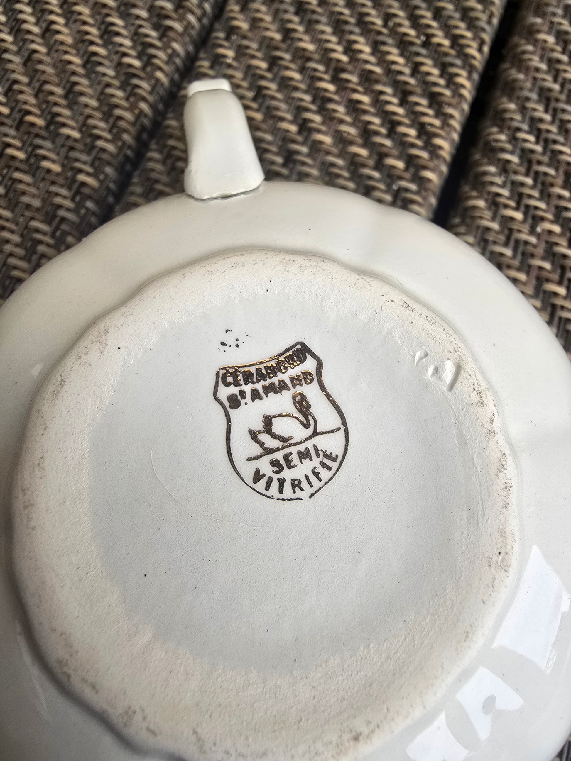 Tasses et soucoupes en céramique semi-vitrifiée