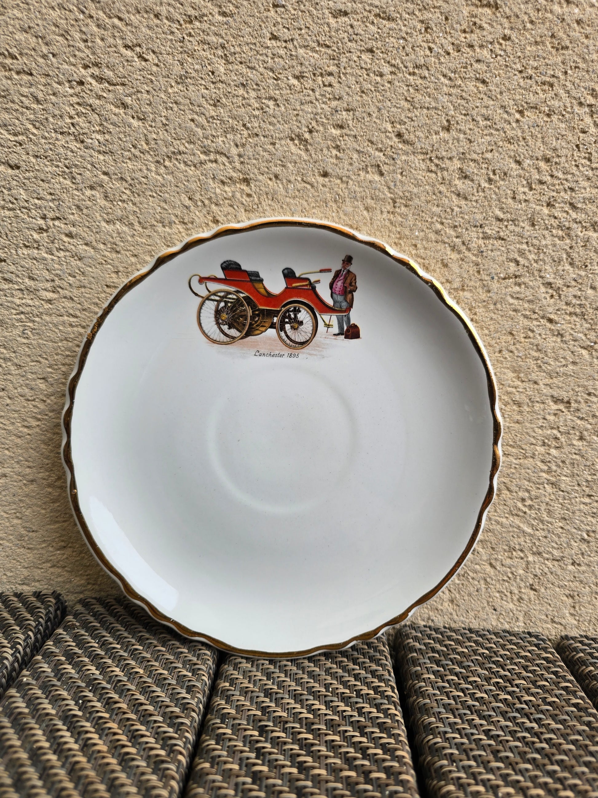 Assiettes de collection représentation d'anciennes voitures