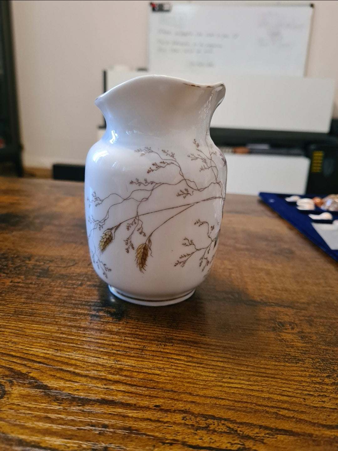 Pot à lait en porcelaine fleurie