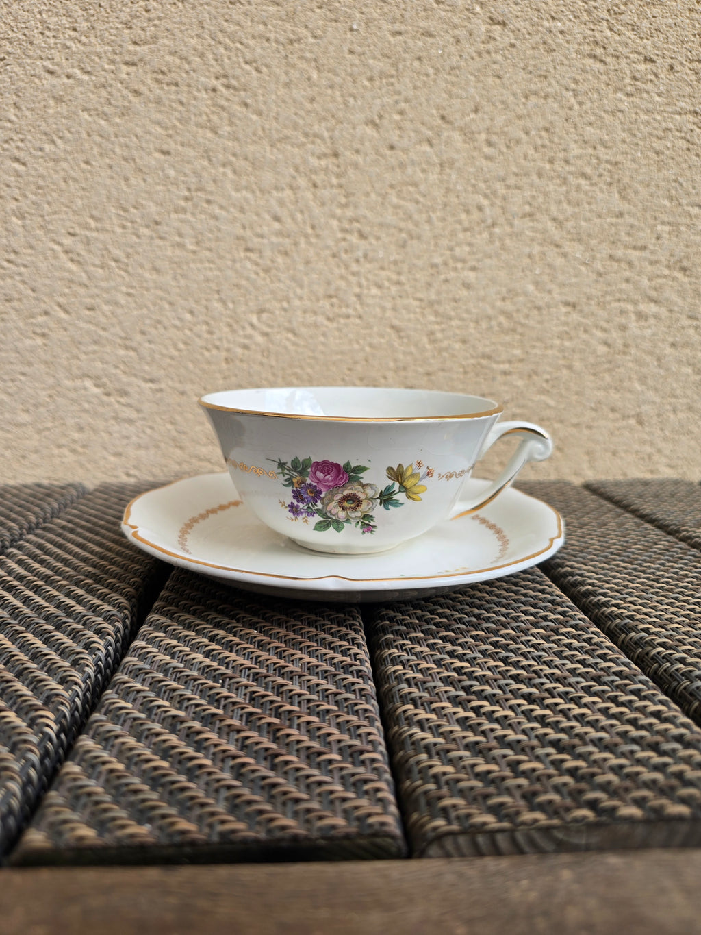 Tasses et soucoupes en céramique semi-vitrifiée