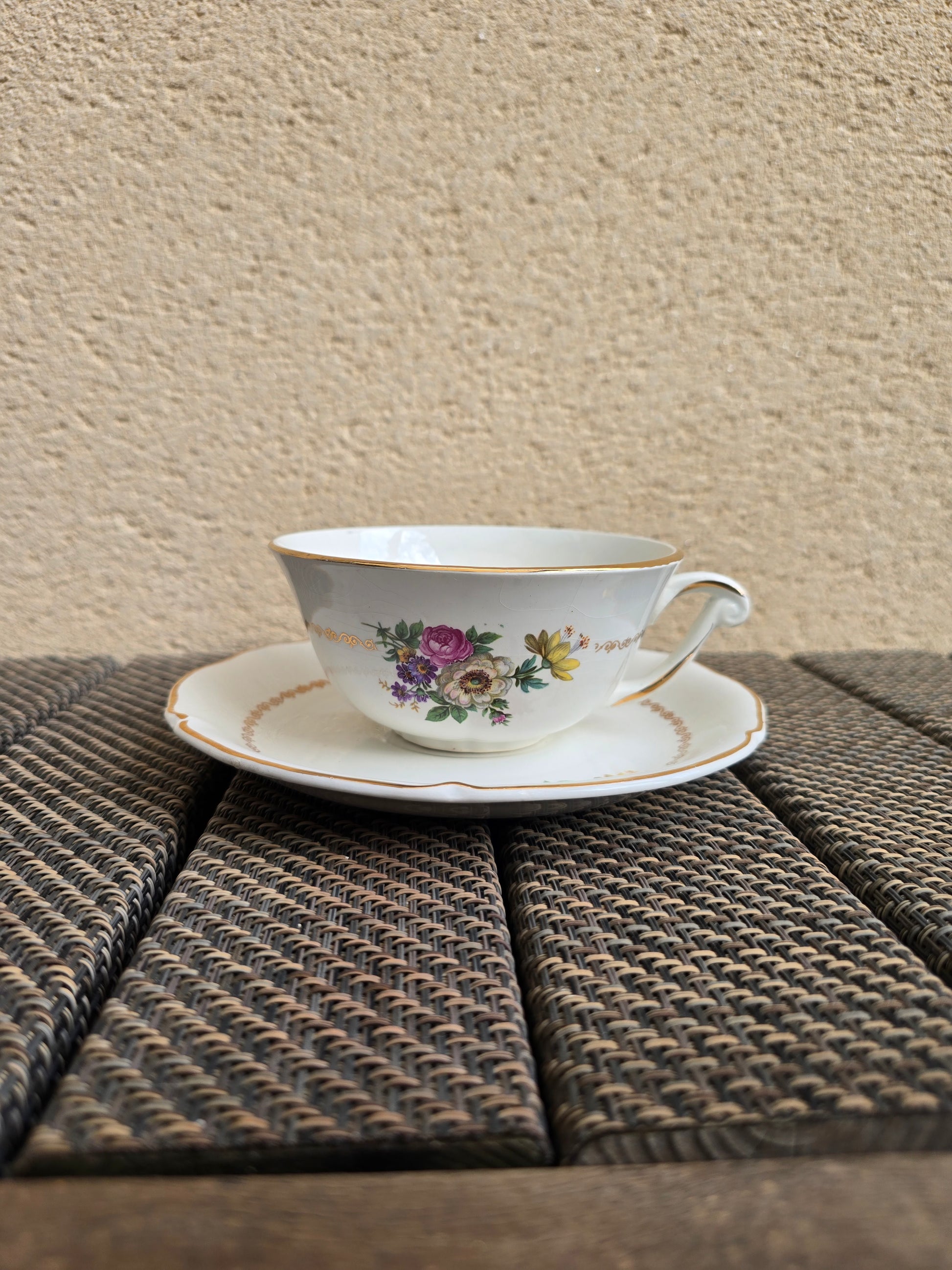 Tasses et soucoupes en céramique semi-vitrifiée
