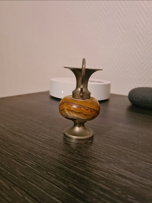 Amphore miniature en pierre sculptée
