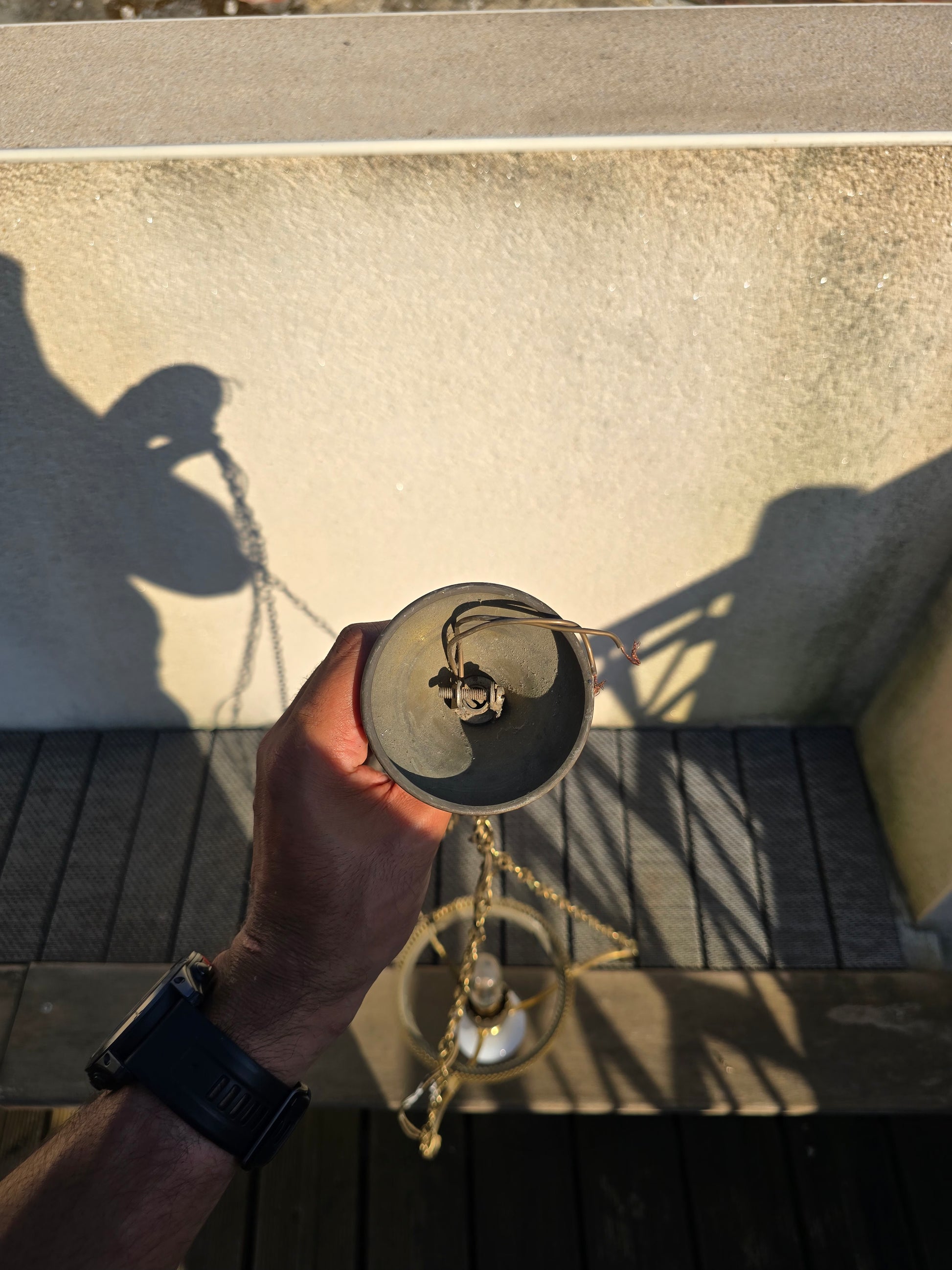 Lampe suspendue en porcelaine et laiton