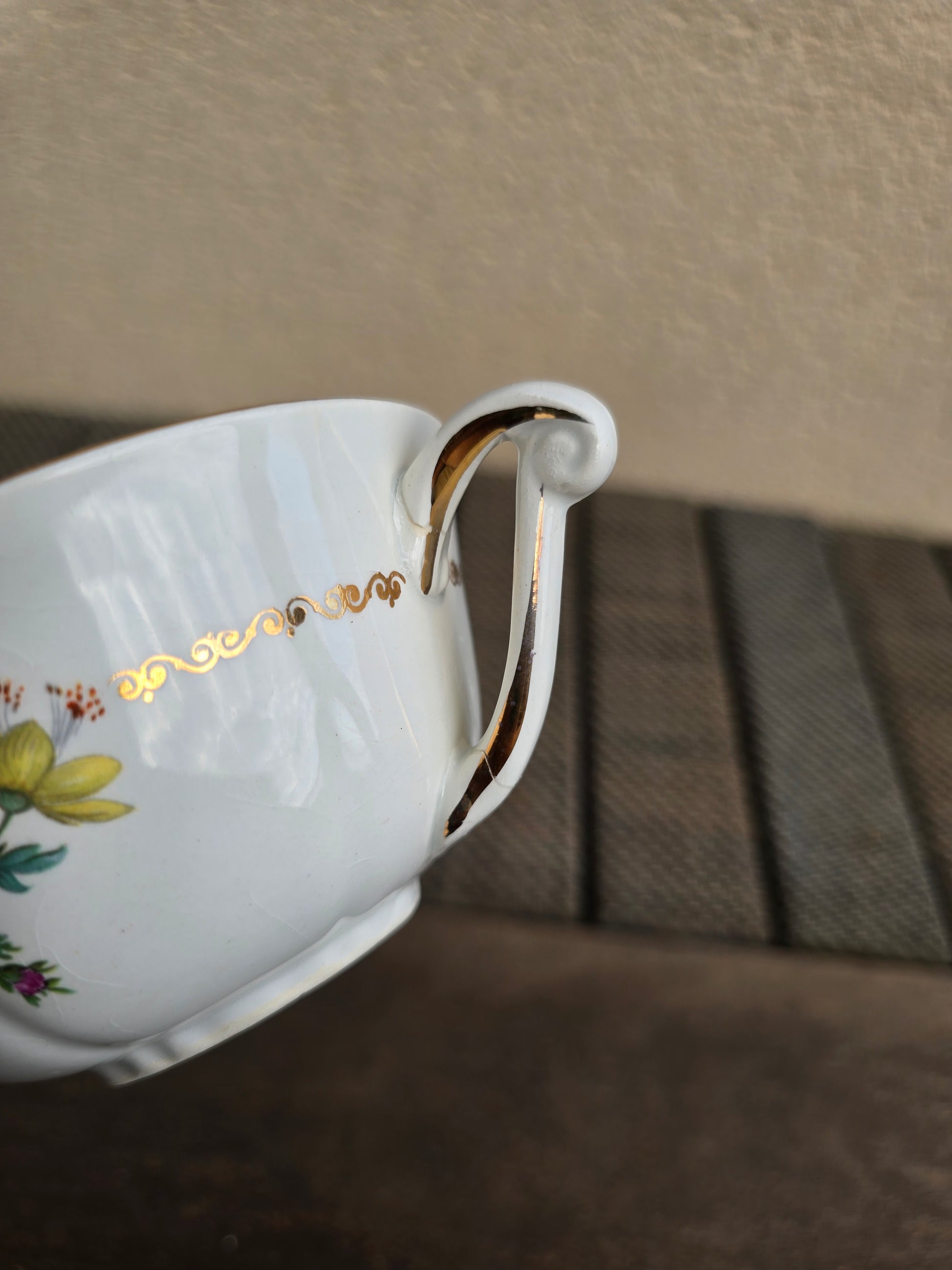 Tasses et soucoupes en céramique semi-vitrifiée