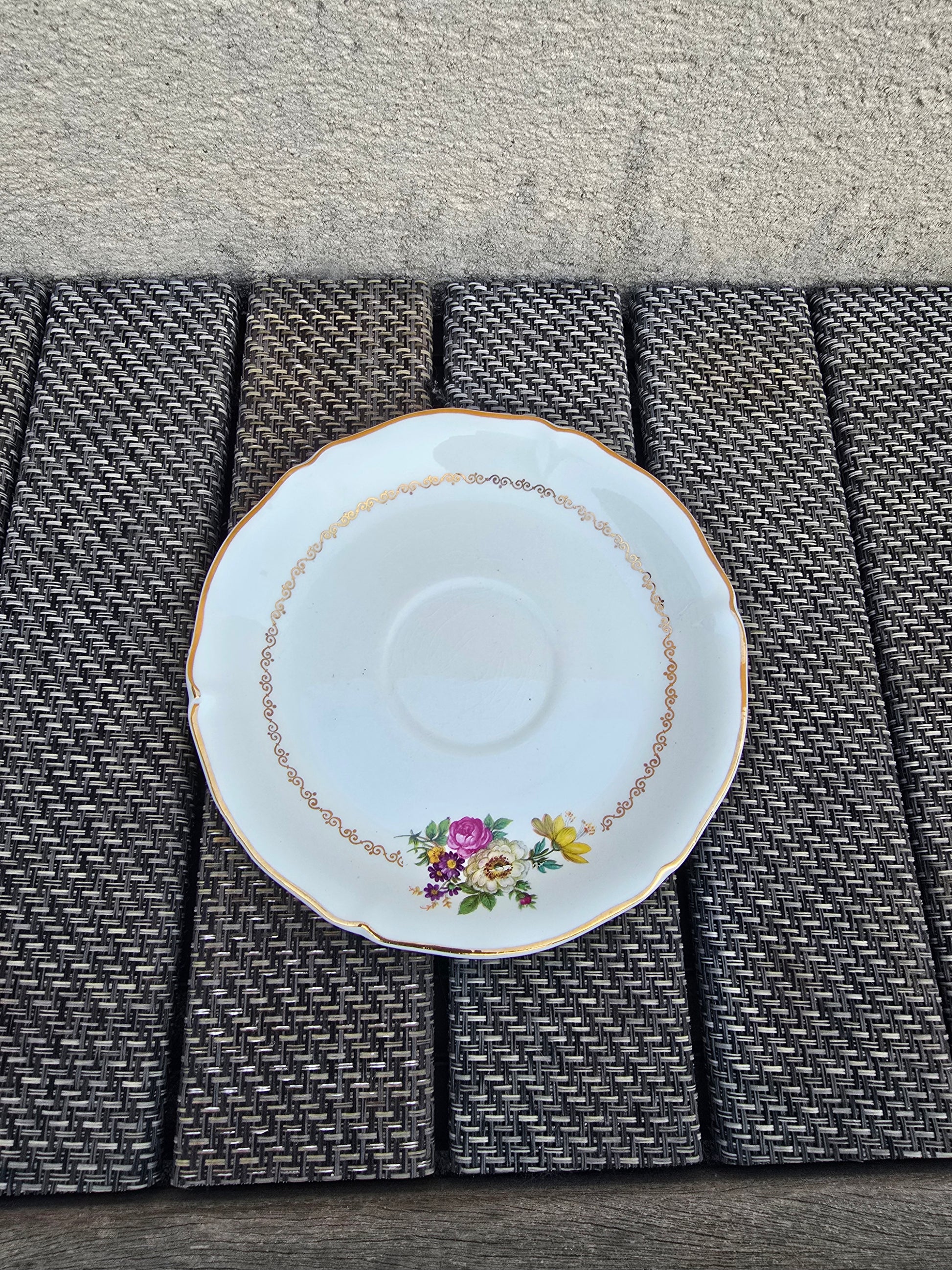 Tasses et soucoupes en céramique semi-vitrifiée