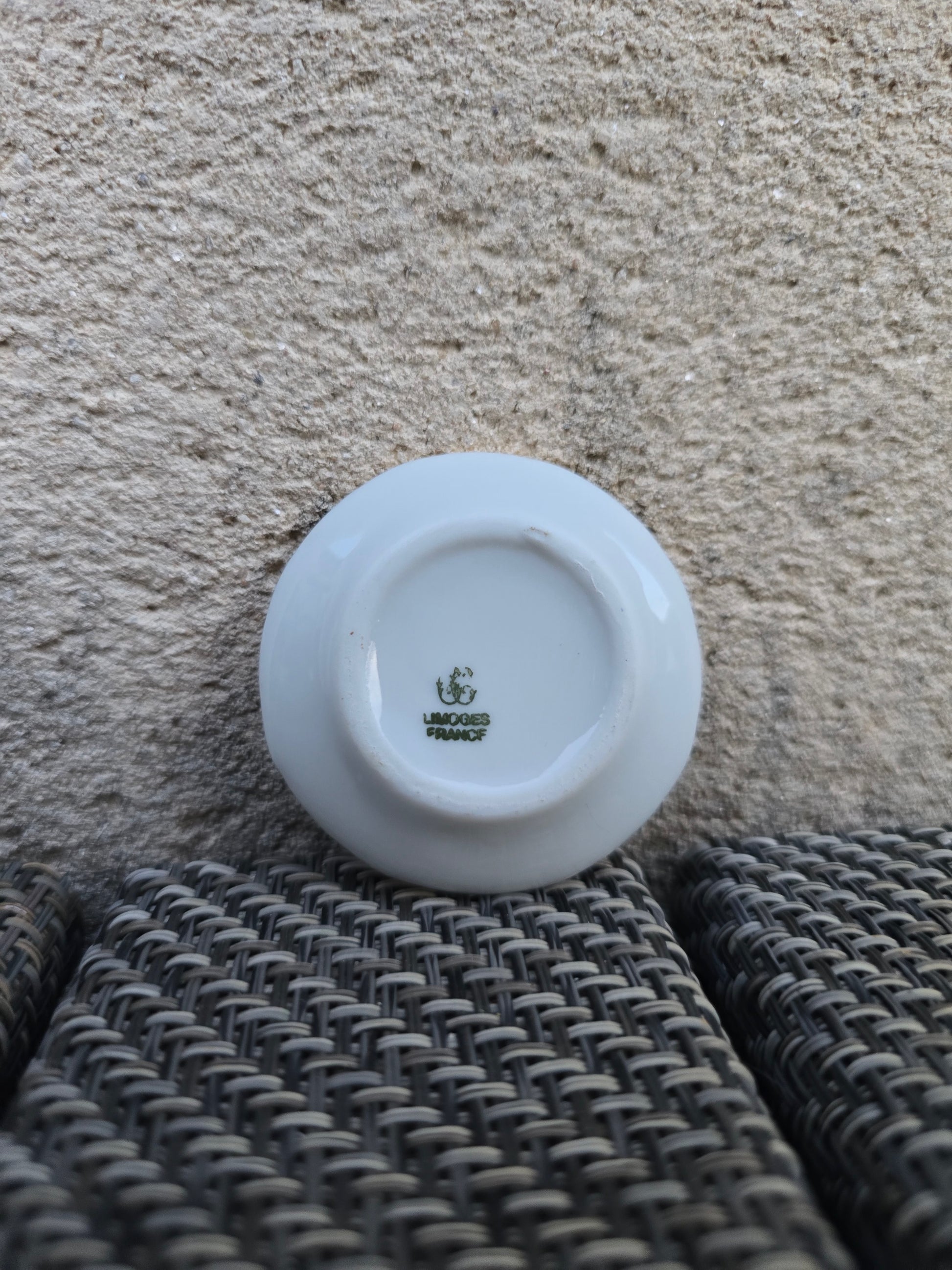 Petite assiette en porcelaine décoratif représentant une petite fille
