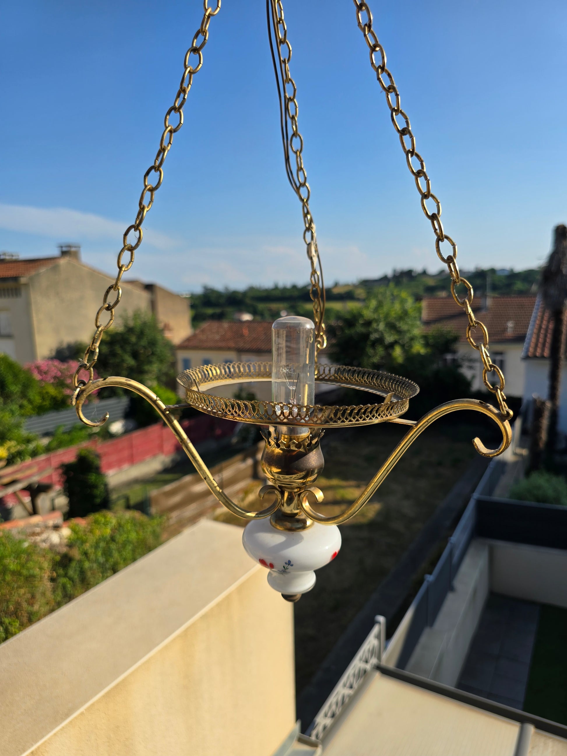 Lampe suspendue en porcelaine et laiton