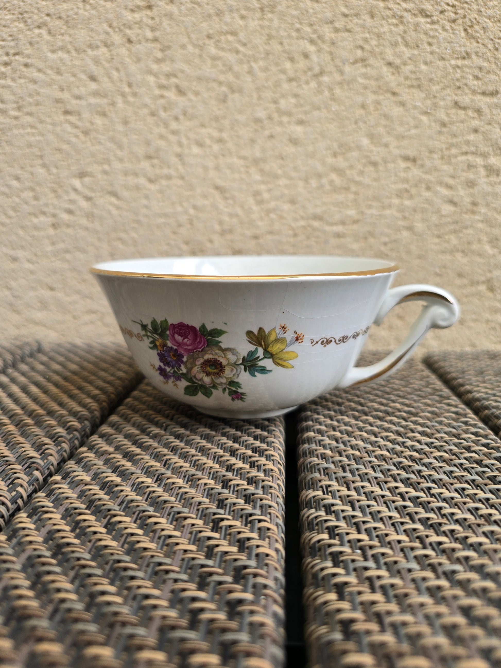 Tasses et soucoupes en céramique semi-vitrifiée